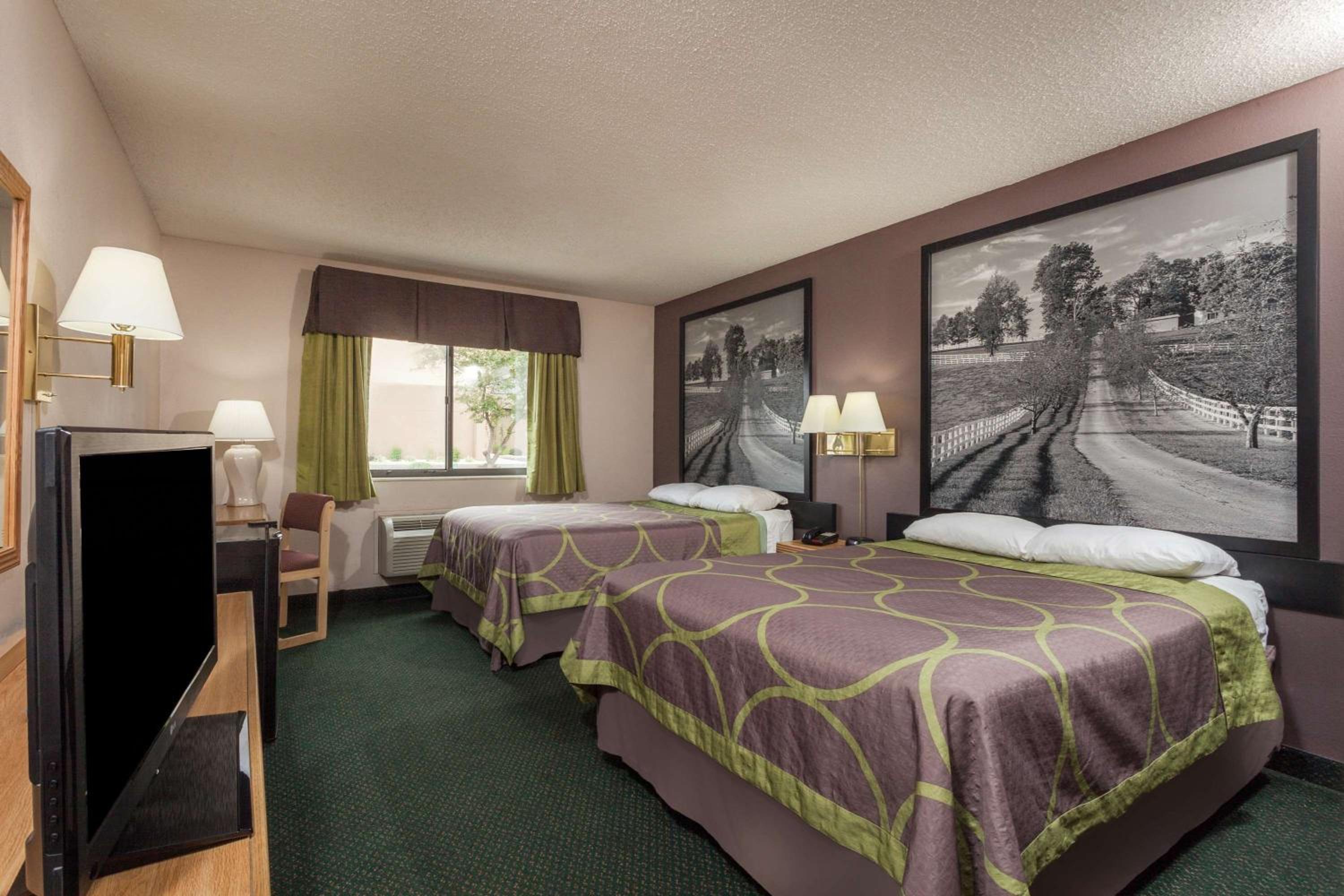 Queen Room with Two Queen Beds - Non-Smoking - Photo 10