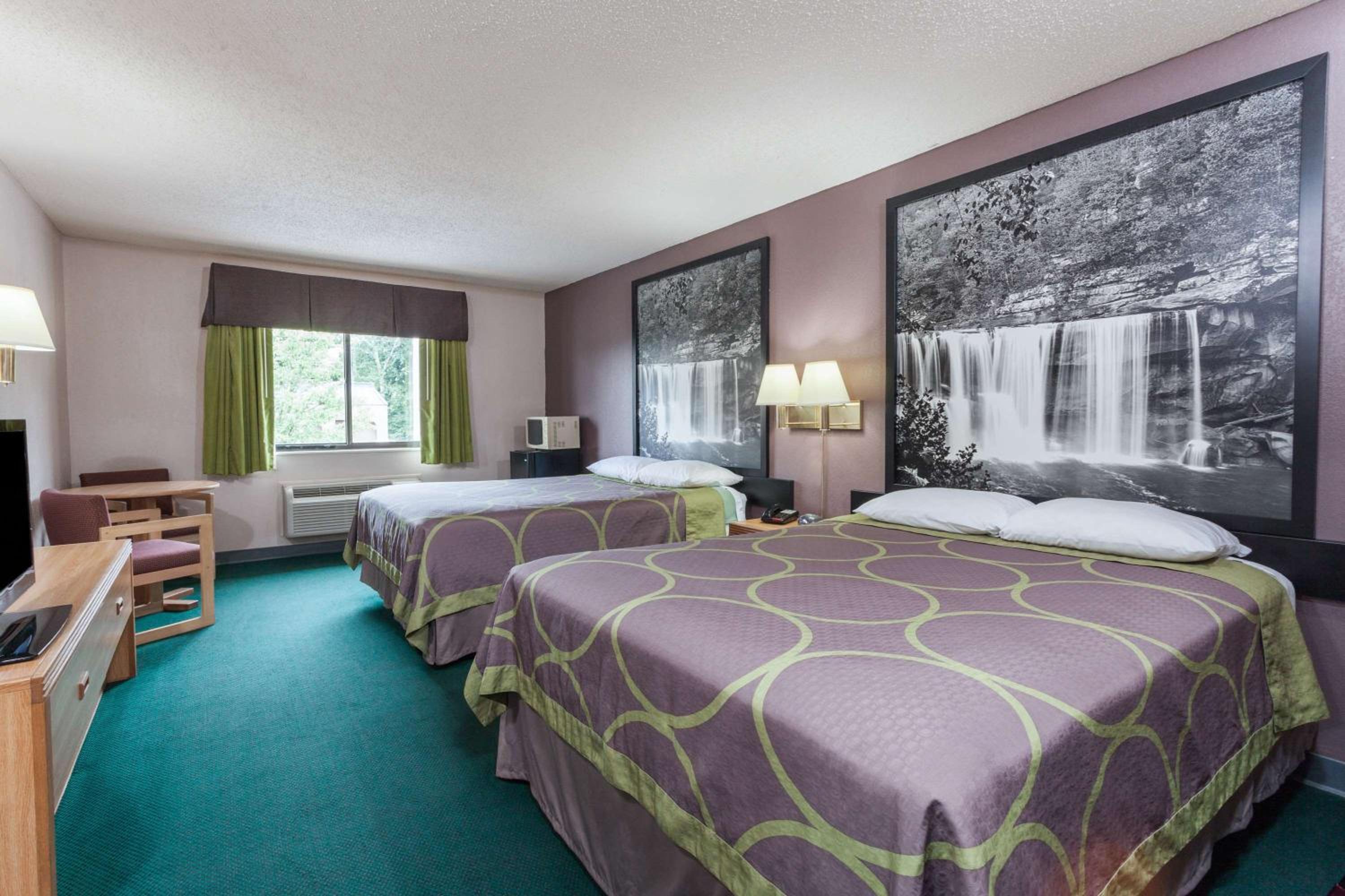 Queen Room with Two Queen Beds - Smoking - Photo 2