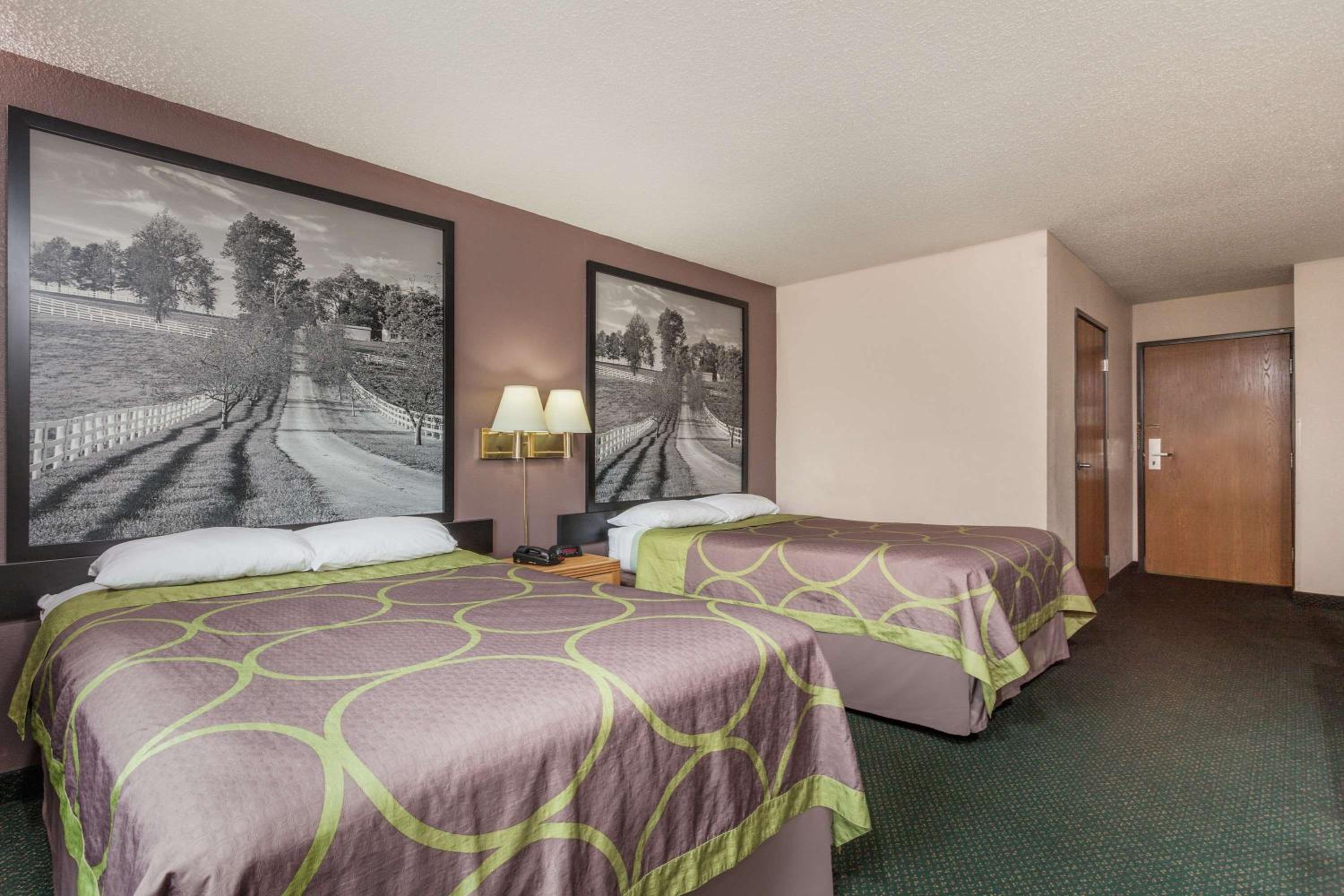 Queen Room with Two Queen Beds - Non-Smoking - Photo 9
