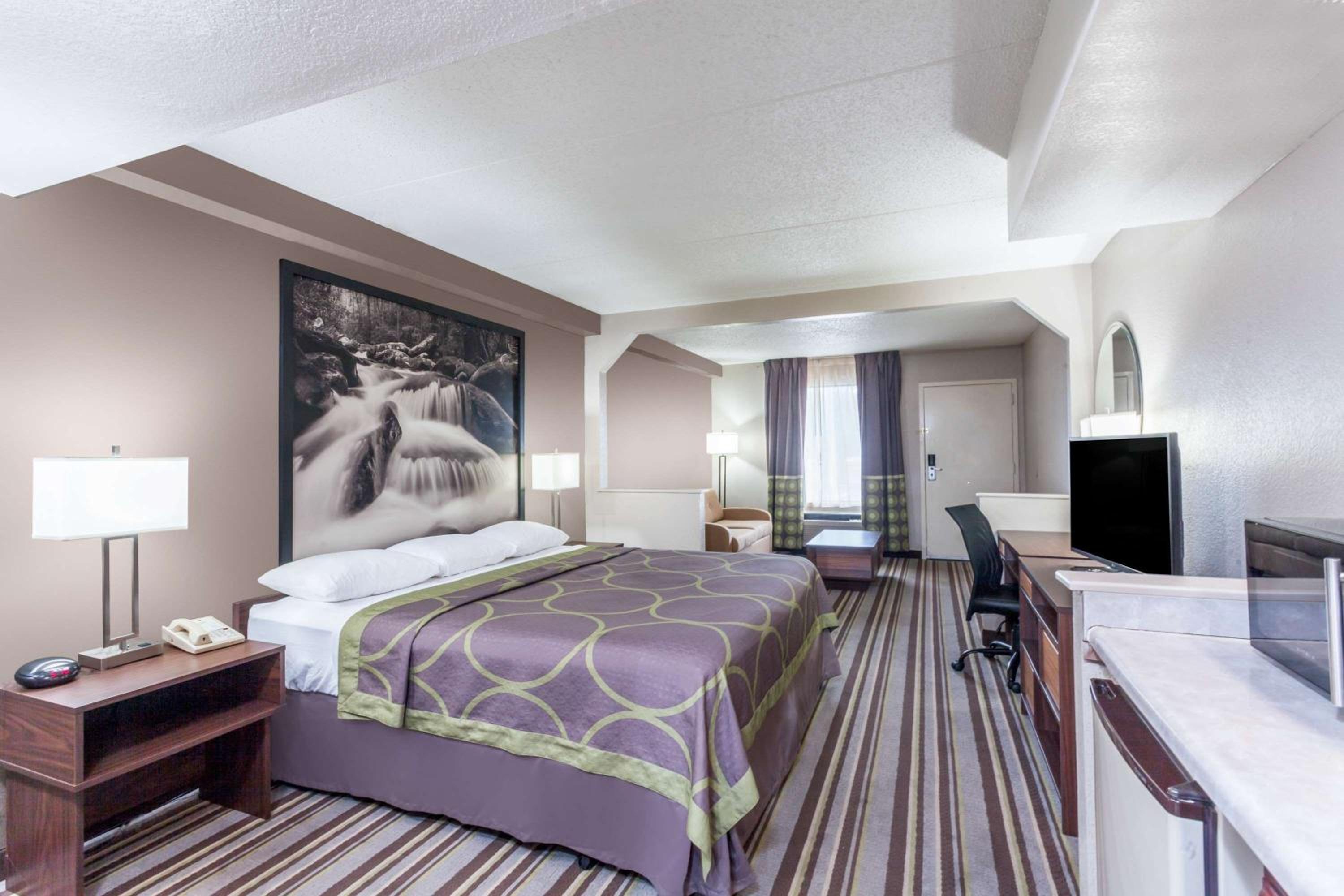 Deluxe King Room - Non-Smoking - Photo 3