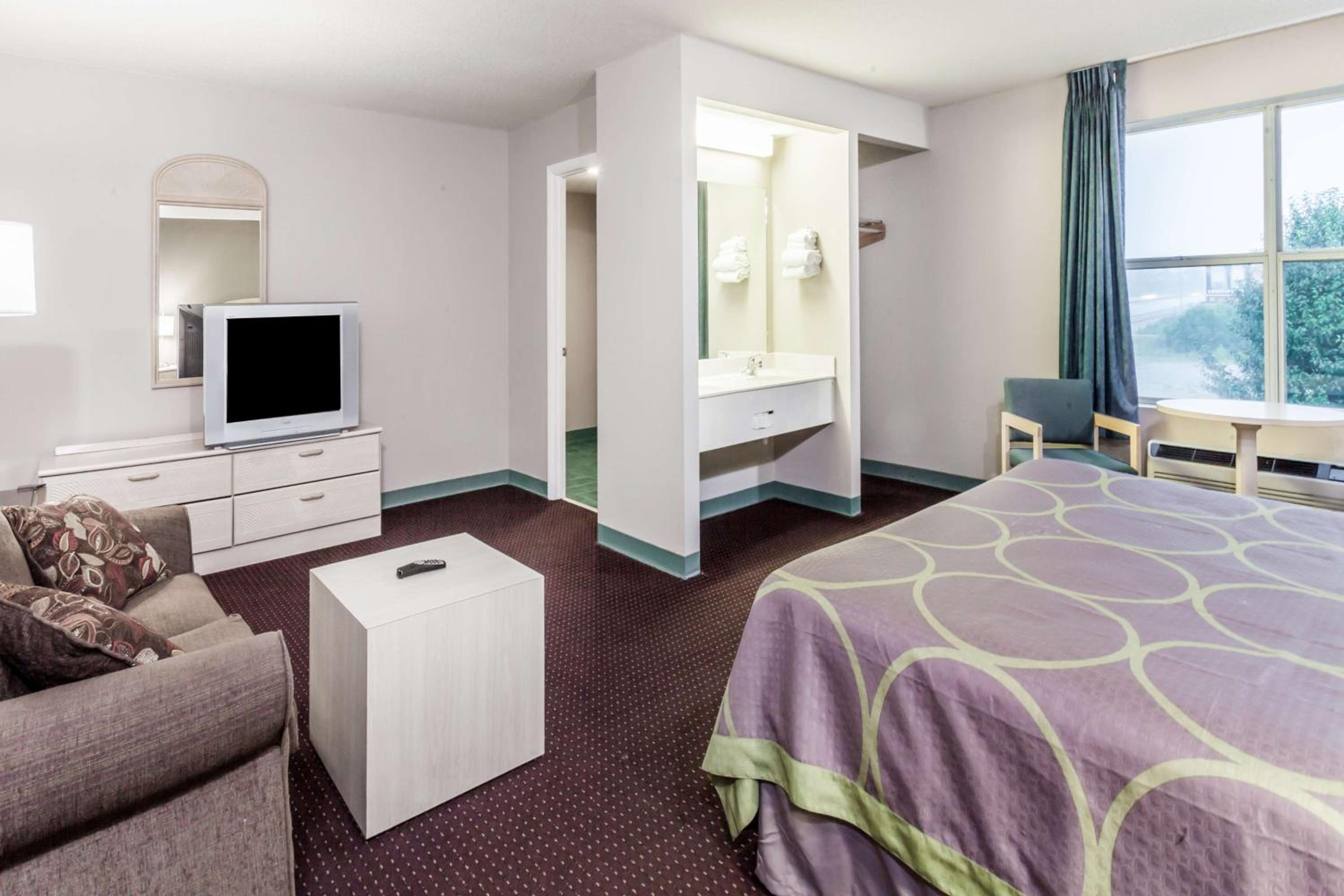 1 King Bed, Studio Suite, Non-Smoking - Photo 1