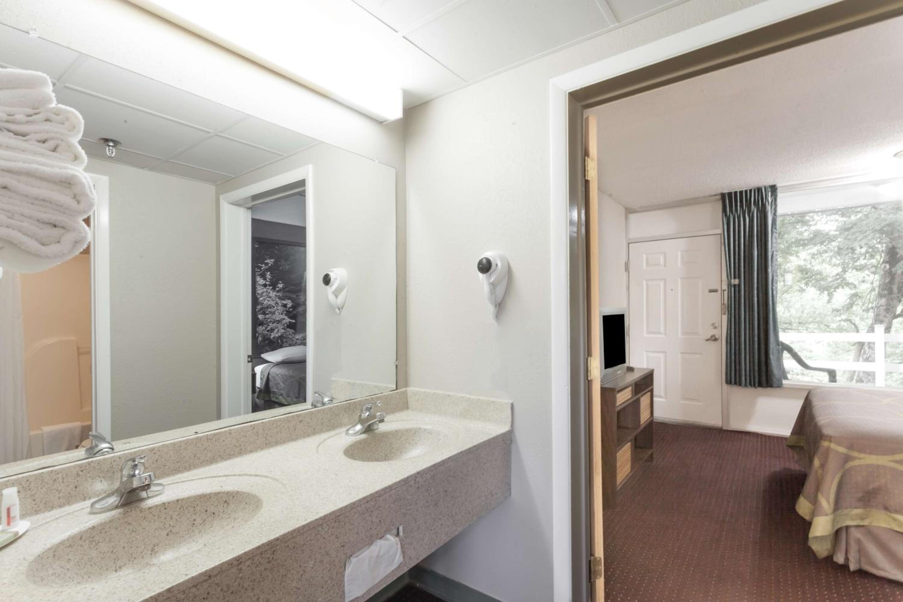 King Room - Non-Smoking - Photo 3