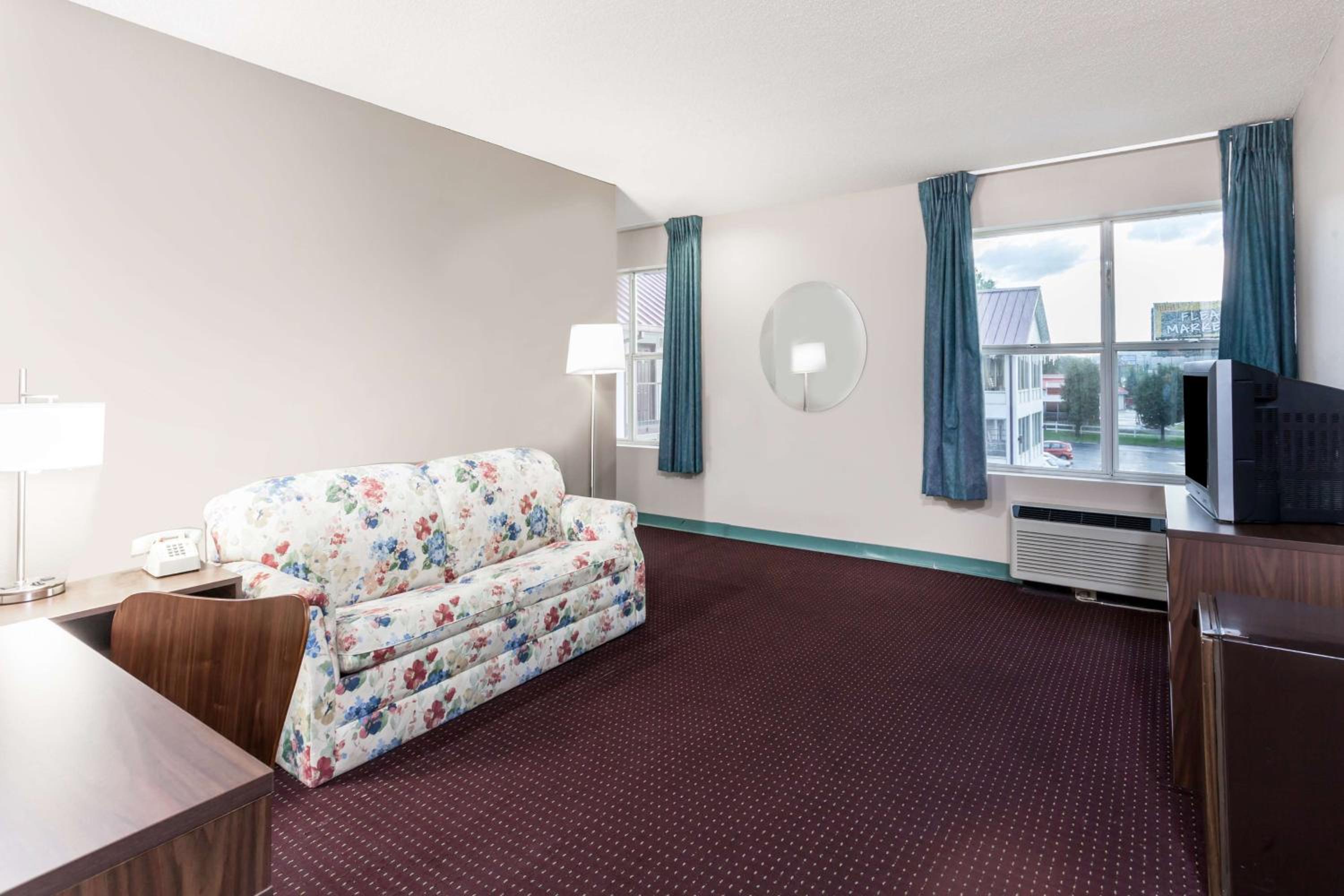 1 King Bed, Studio Suite, Non-Smoking - Photo 5