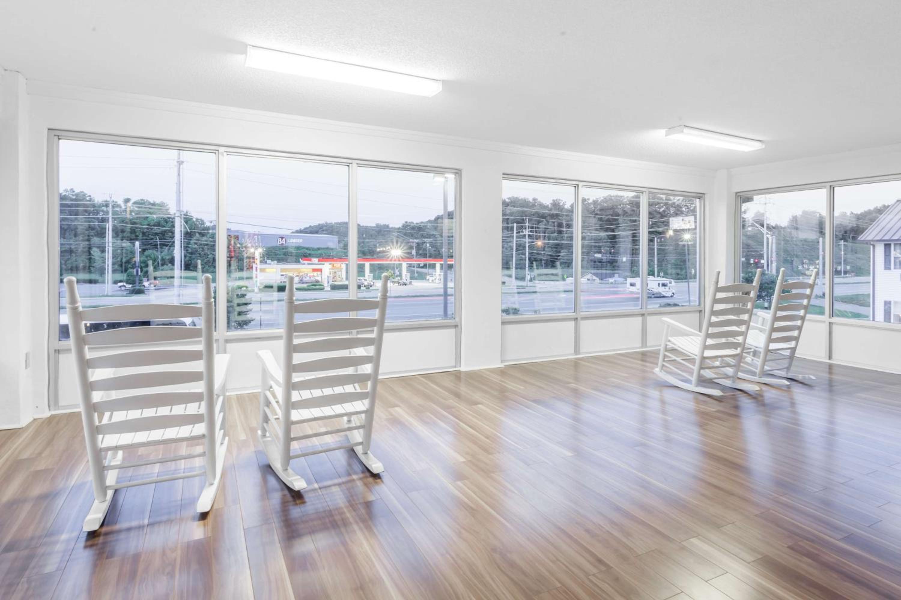 Deluxe Queen Room with Two Queen Beds - Non-Smoking - Photo 3