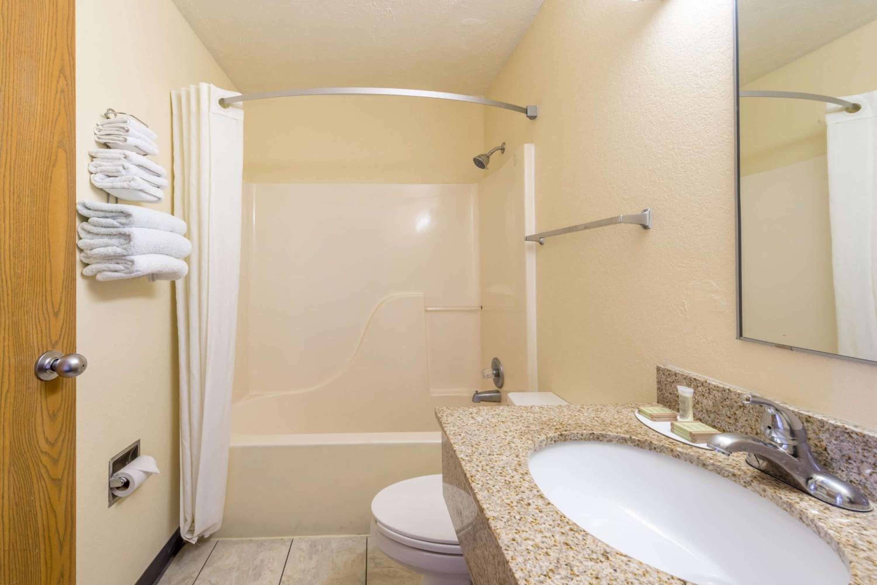 Queen Room - Non-Smoking - Photo 7