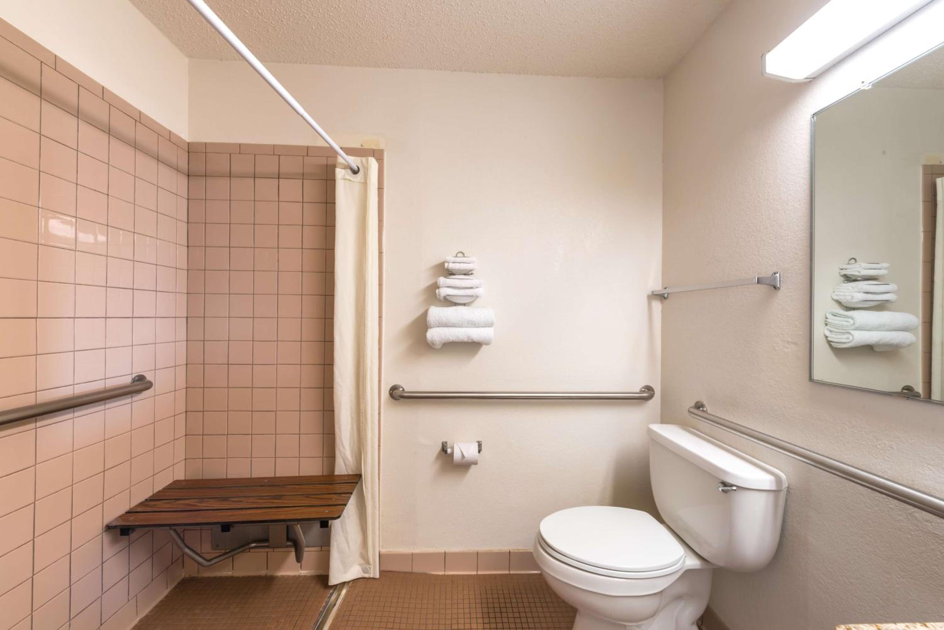 Queen Room with Bath Tub - Mobility Accessible/Non-Smoking - Photo 4