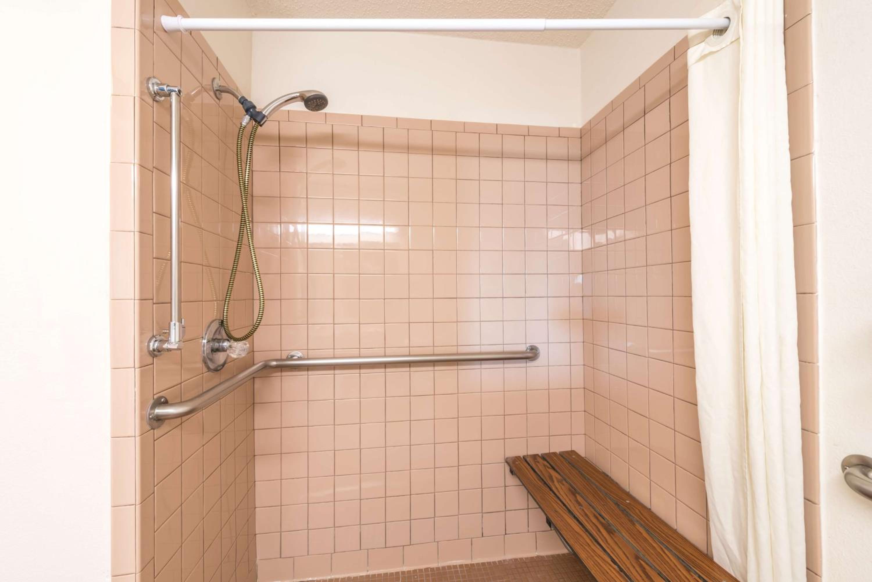 Queen Room with Bath Tub - Mobility Accessible/Non-Smoking - Photo 5