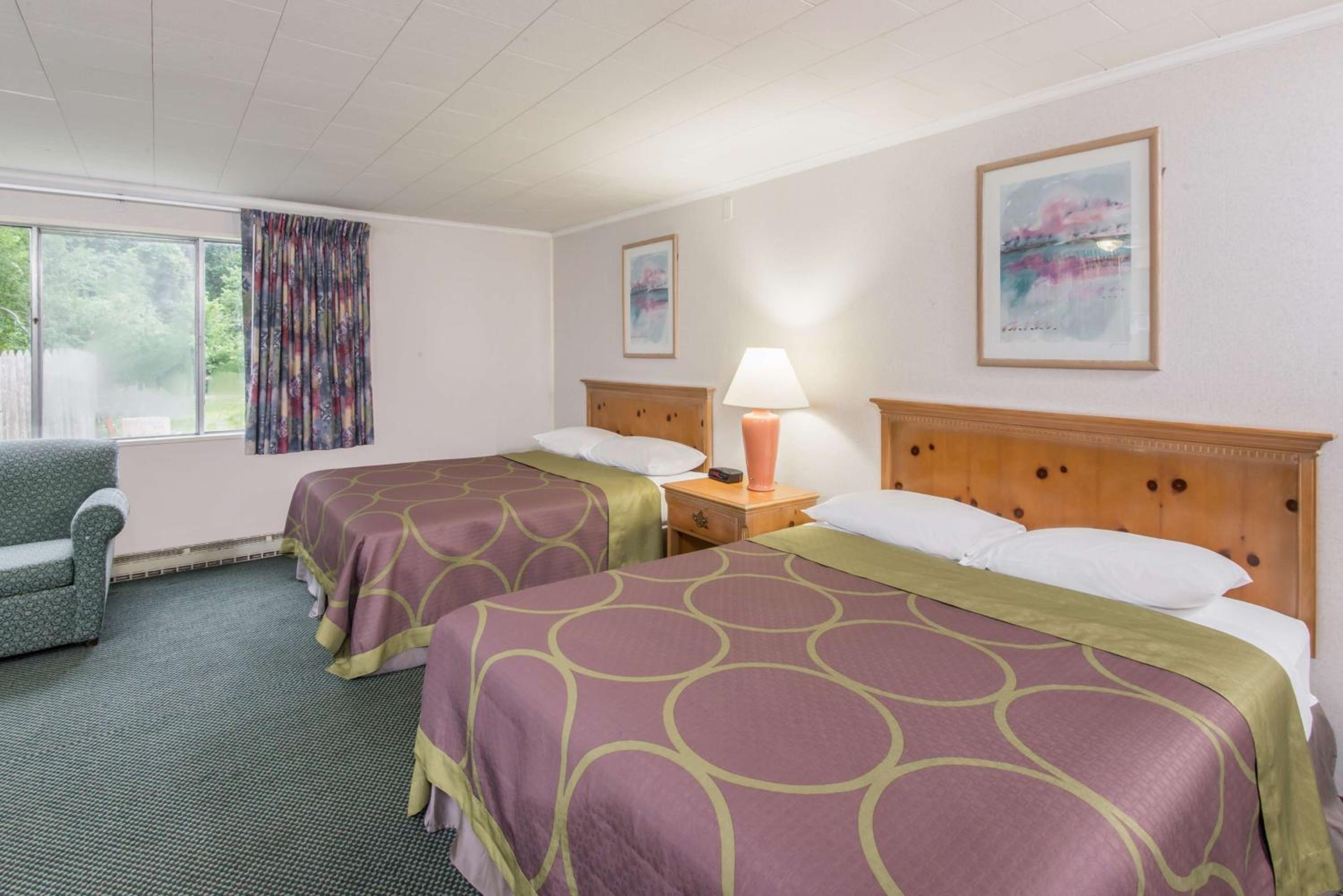 Deluxe Queen Room with Two Queen Beds - Non-Smoking photo 2