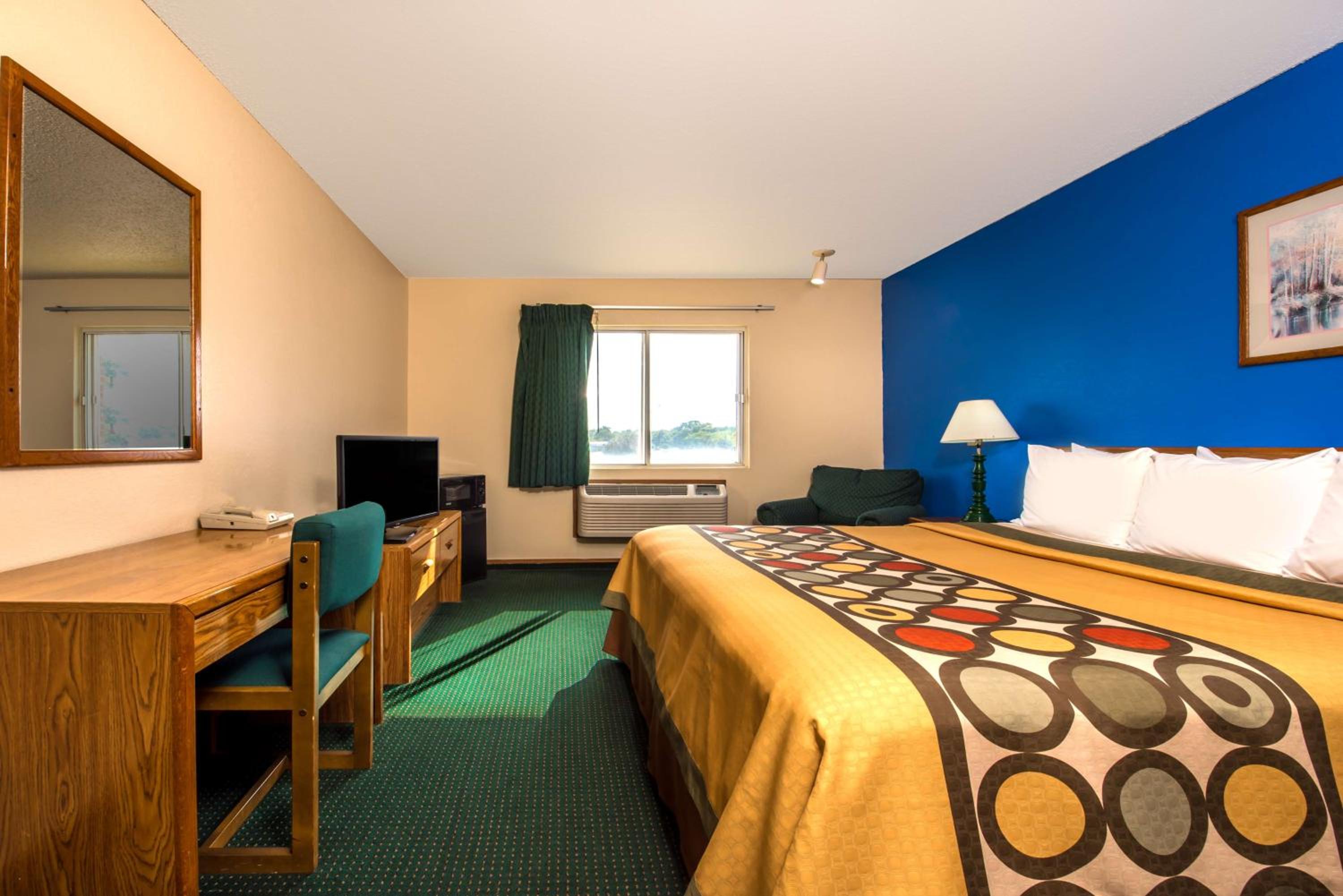 King Room - Non-Smoking - Photo 8