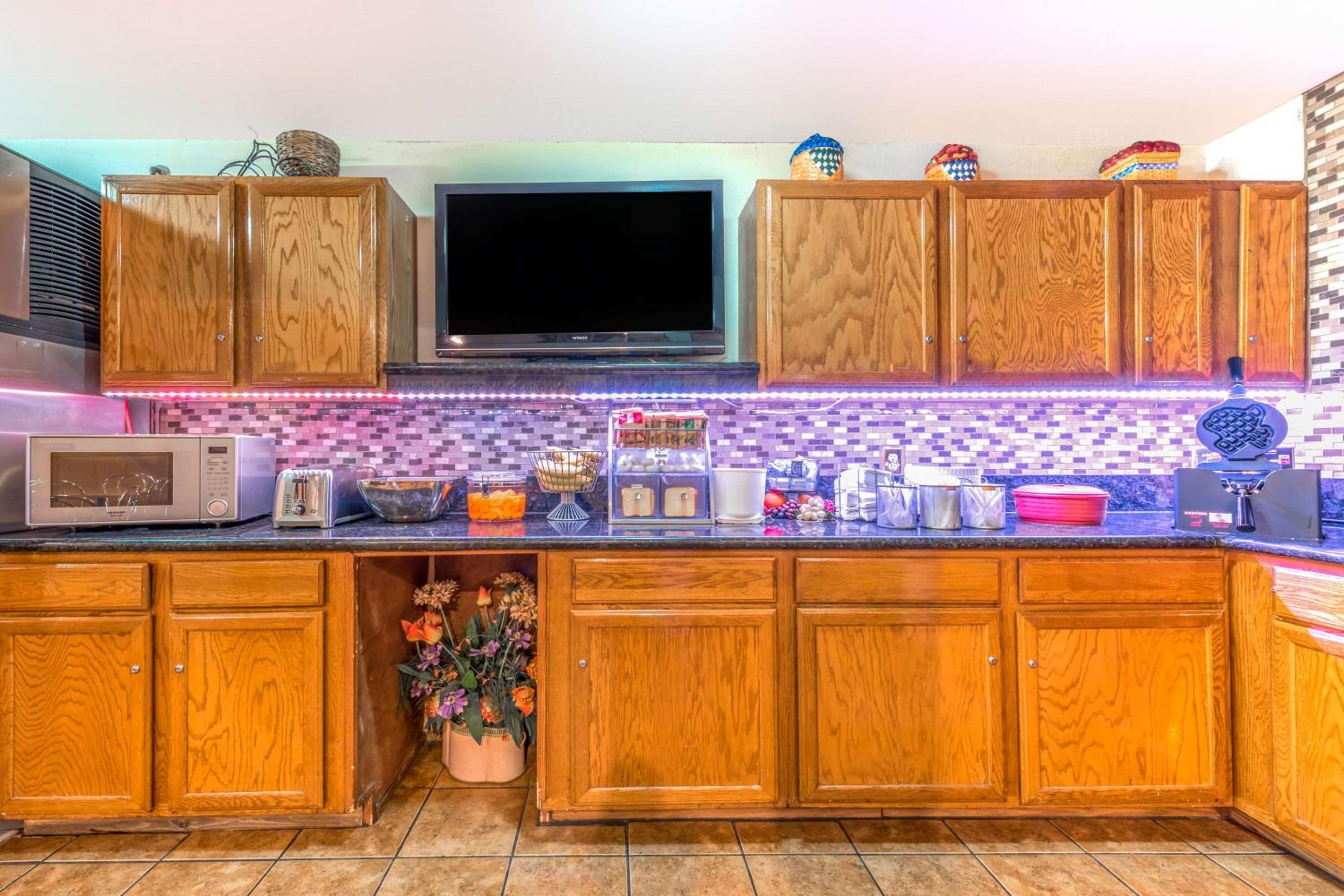 King Room - Non-Smoking - Photo 12