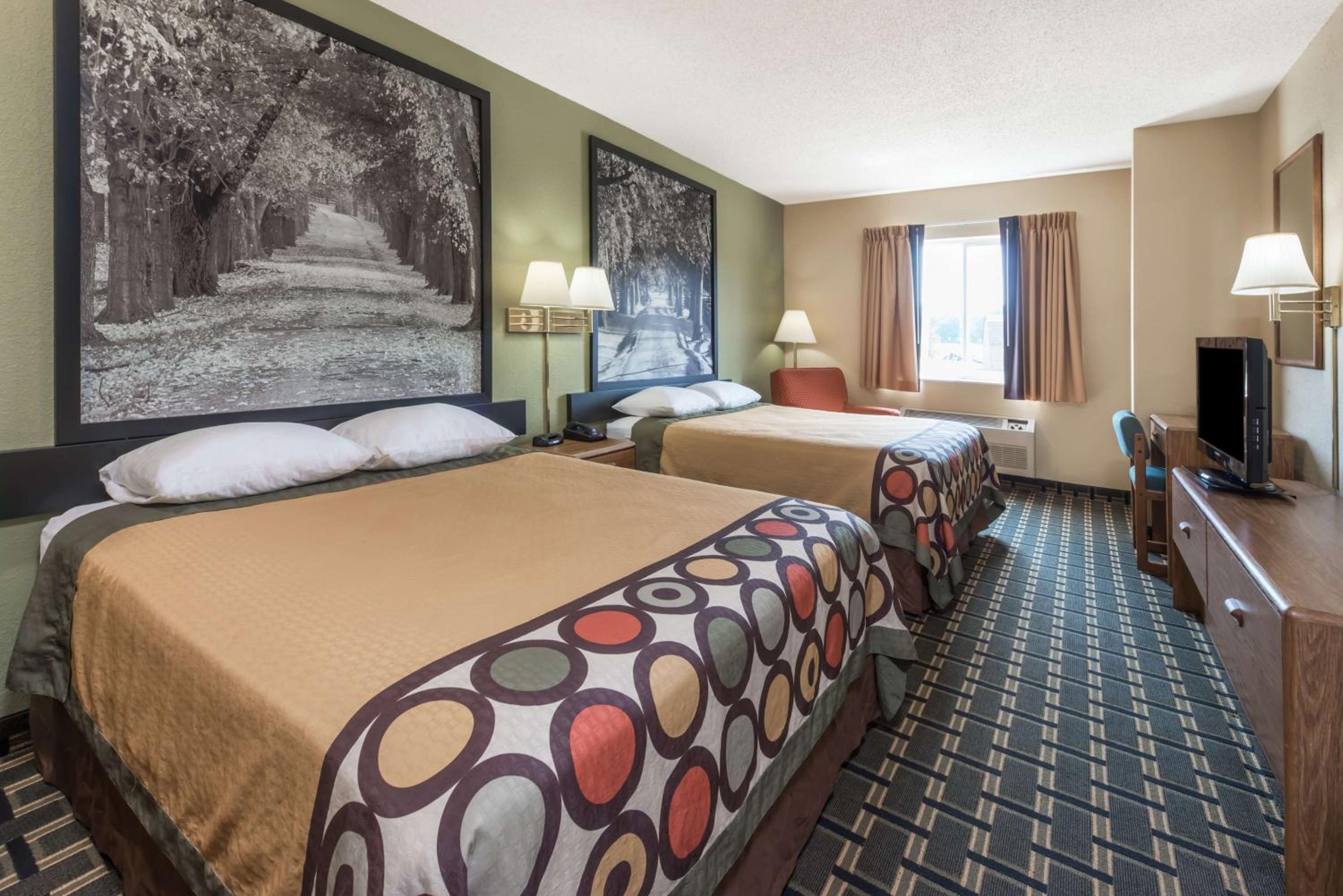 Queen Room with Two Queen Beds - Non-Smoking - Photo 2