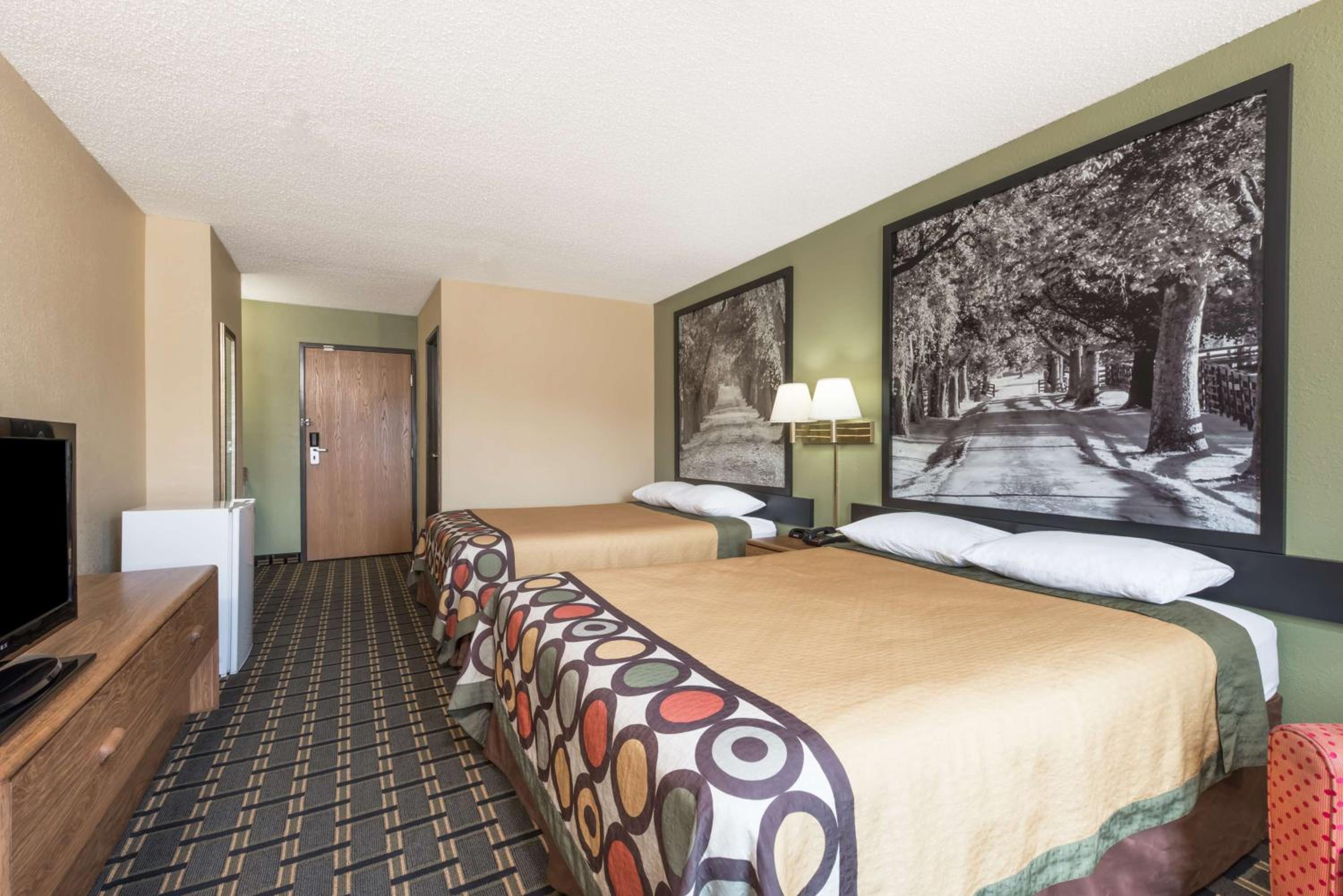 Queen Room with Two Queen Beds - Non-Smoking - Photo 4