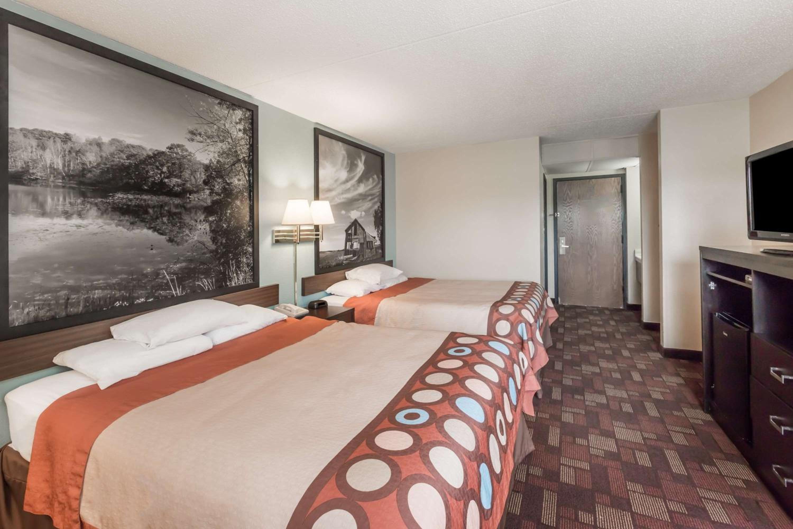 Queen Room with Two Queen Beds - Pet Friendly/Non-Smoking - Photo 5