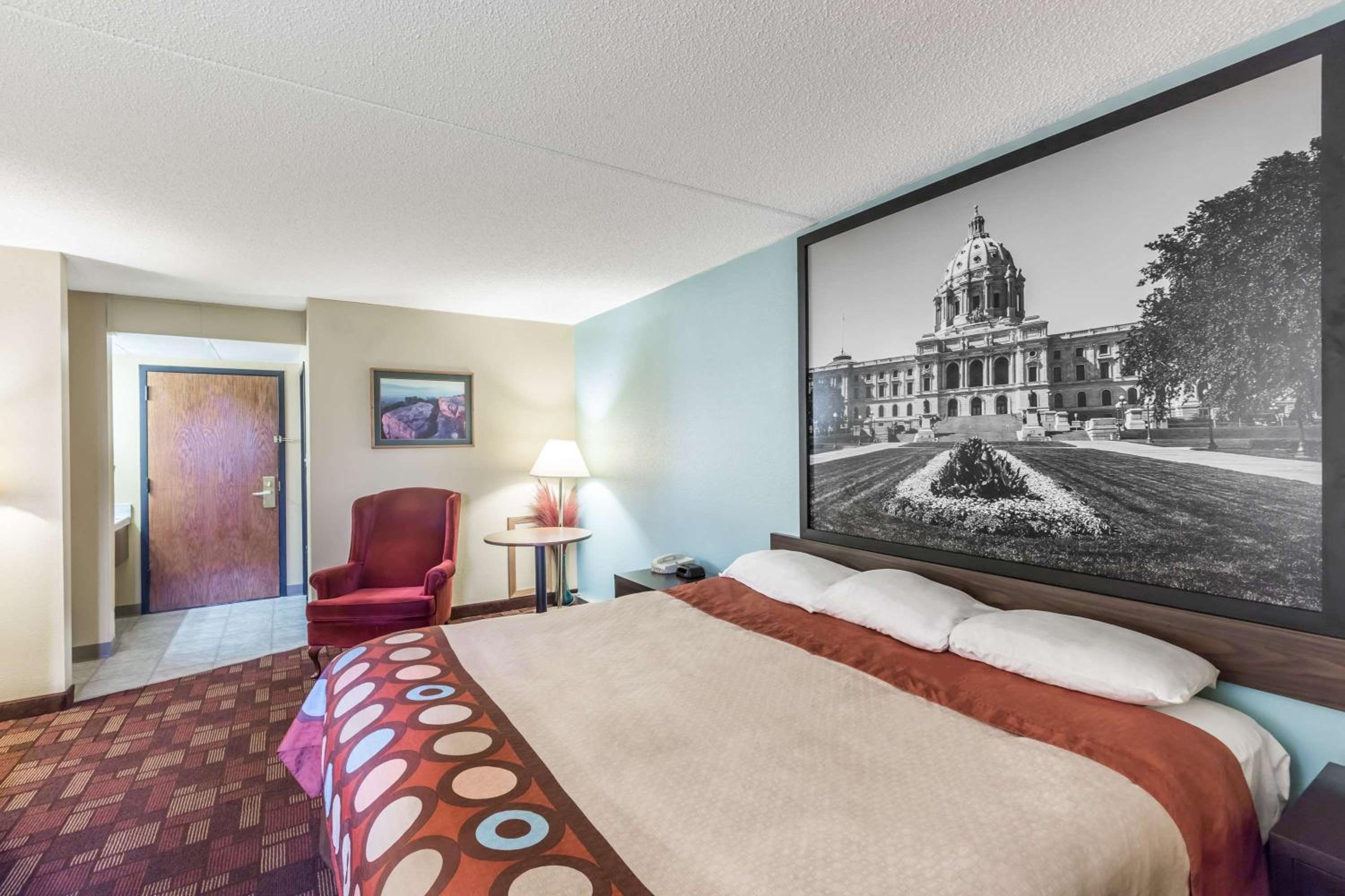 King Room - Non-Smoking - Photo 2