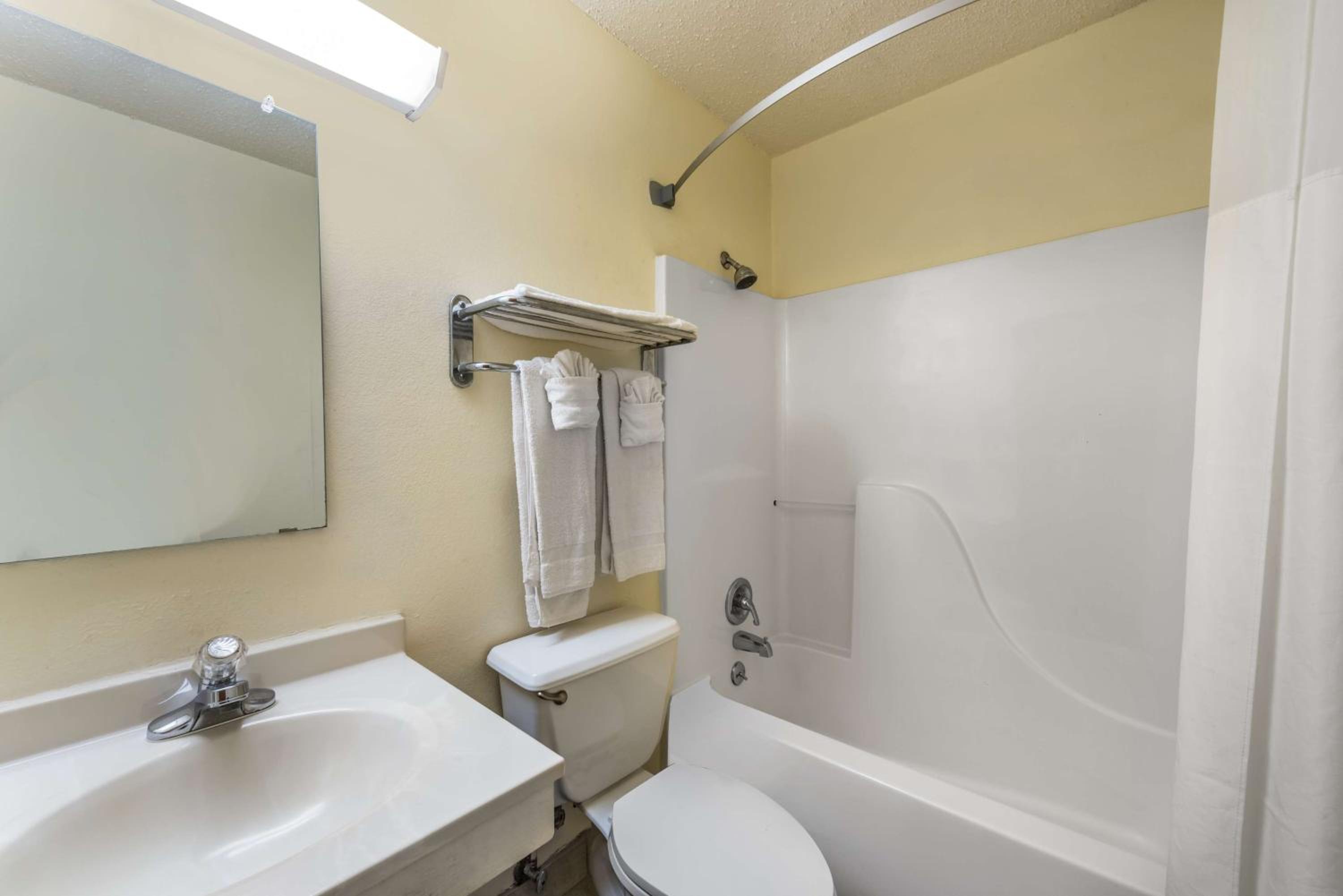King Room - Non-Smoking - Photo 5