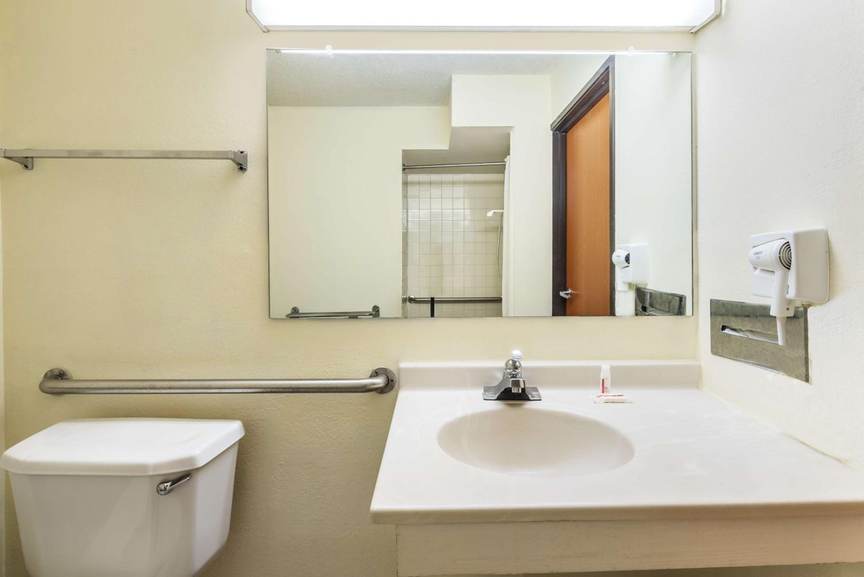 King Room with Roll-In Shower - Mobility Access/Non-Smoking - Photo 4