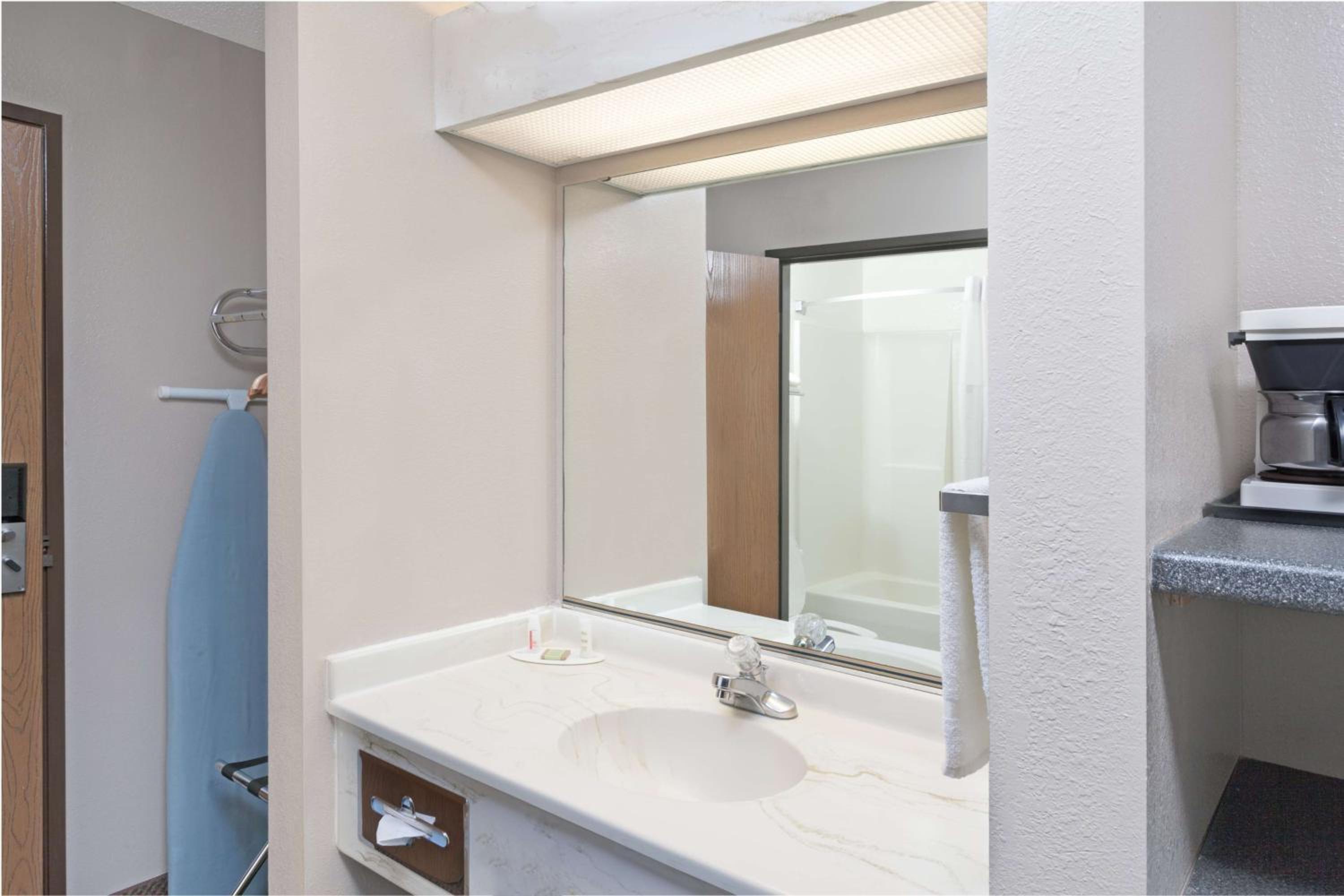Double Room with Two Double Beds - Non-Smoking - Photo 2