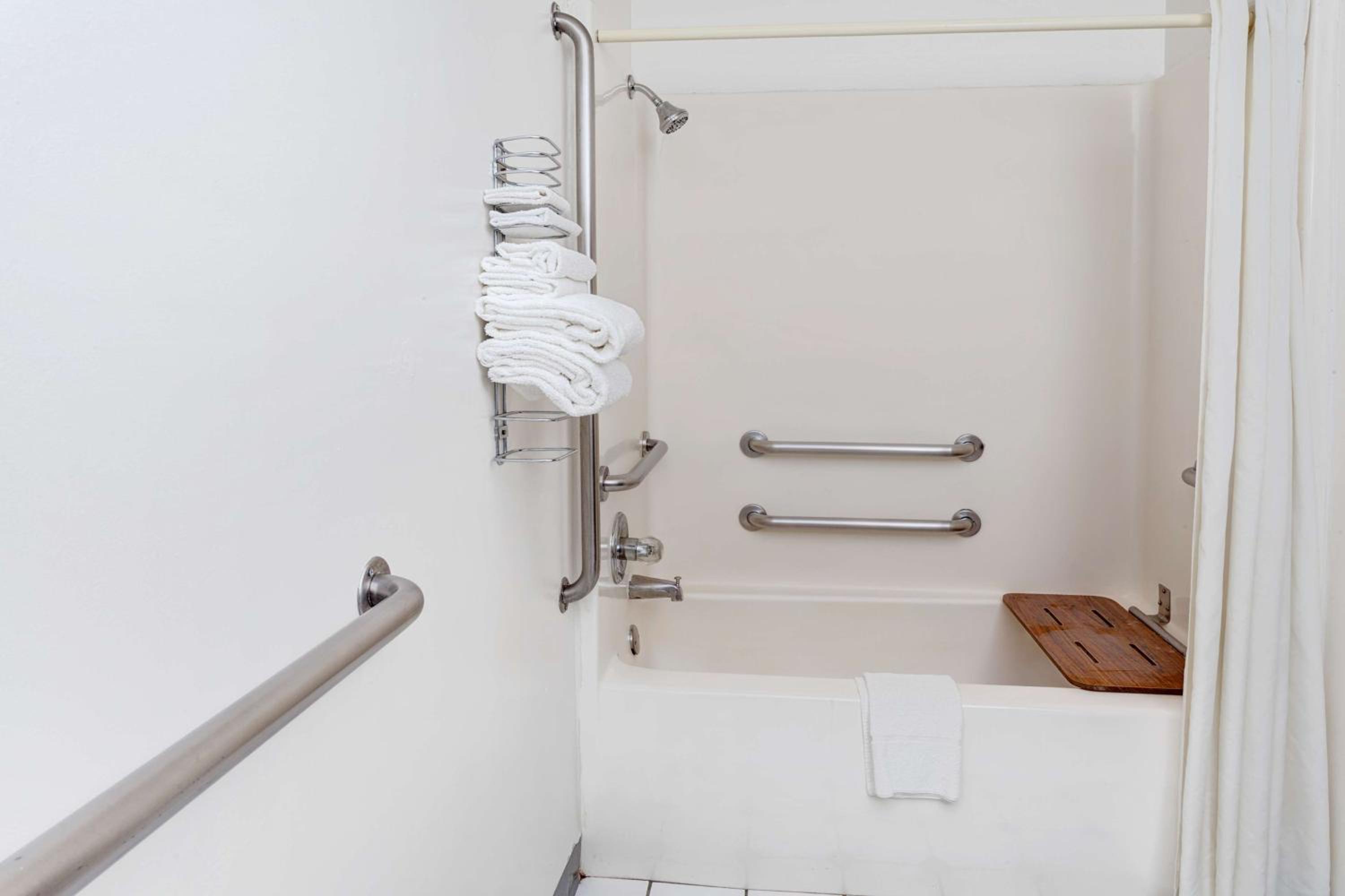 King Room - Disability Access - Non-Smoking - Photo 3