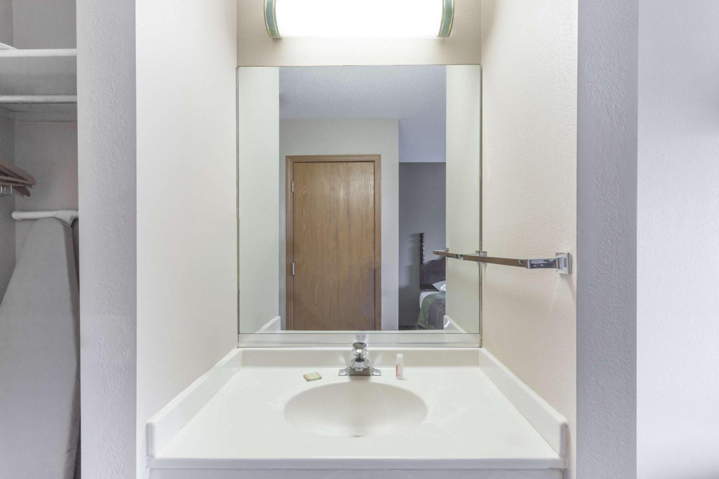 King Room - Mobility Access/Non-Smoking - Photo 4