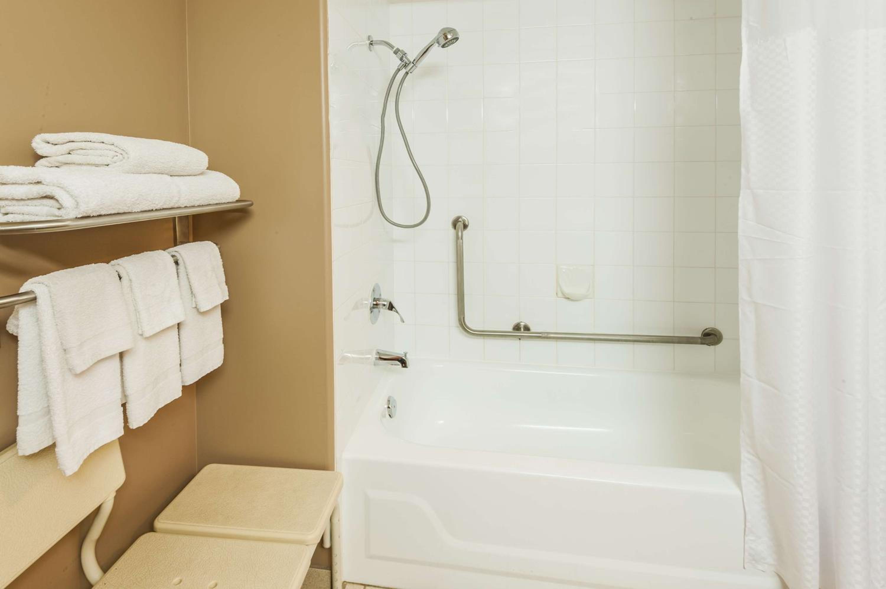 Queen Room - Disability Access - Non-Smoking photo 2