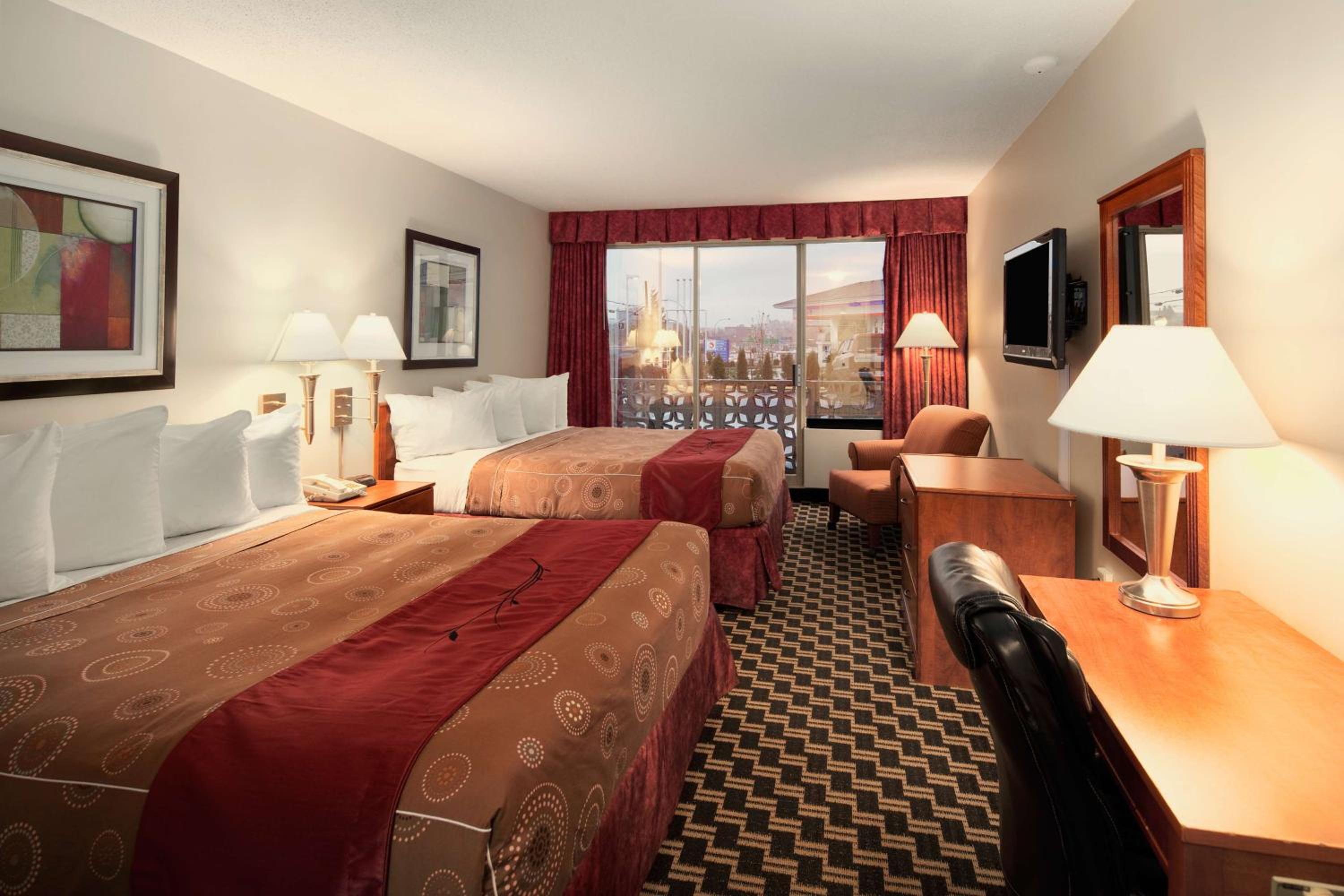 Queen Room with Two Queen Beds - Non-Smoking - Photo 3