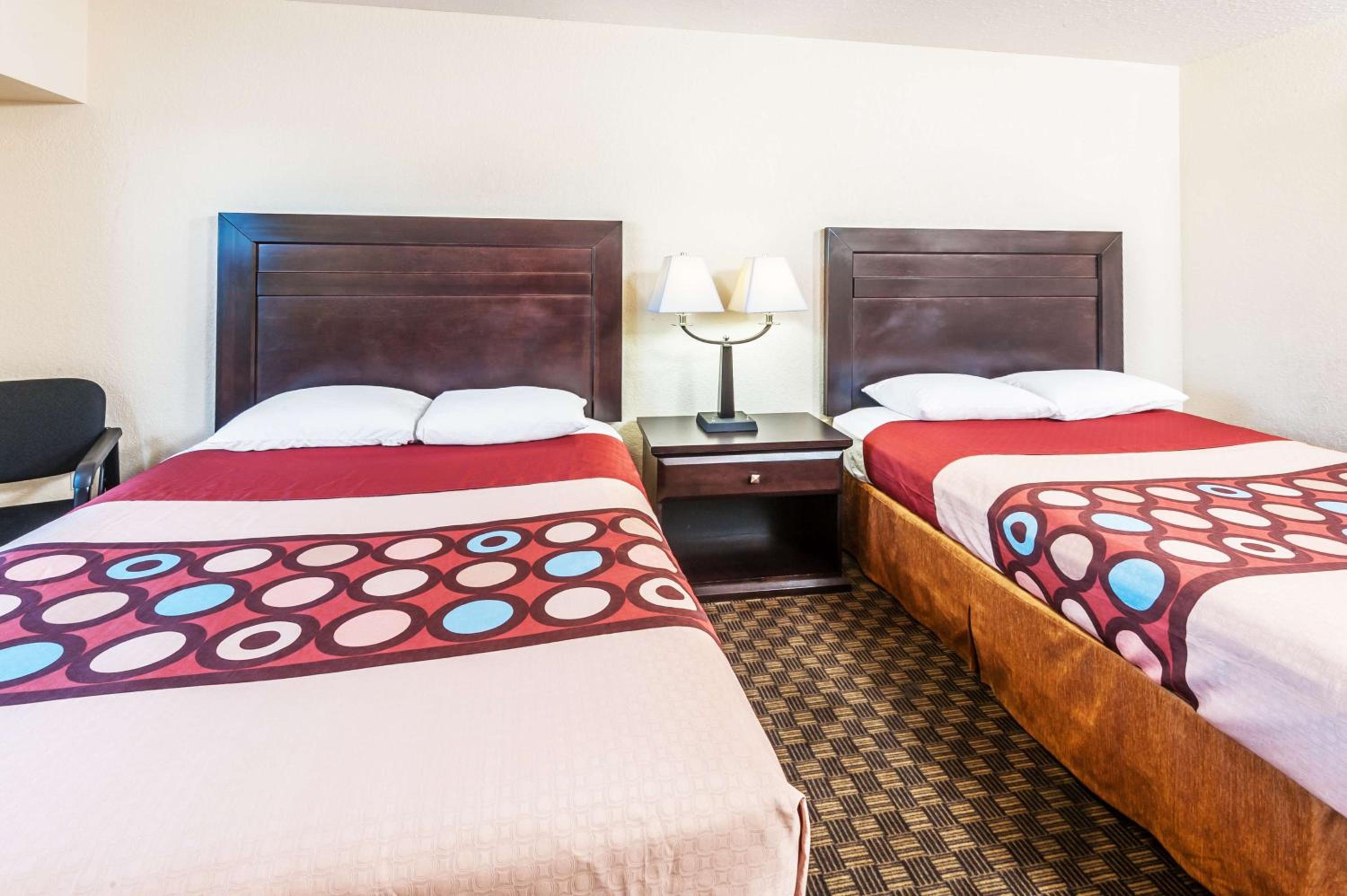 Queen Room with Two Queen Beds - Non-Smoking - Photo 2