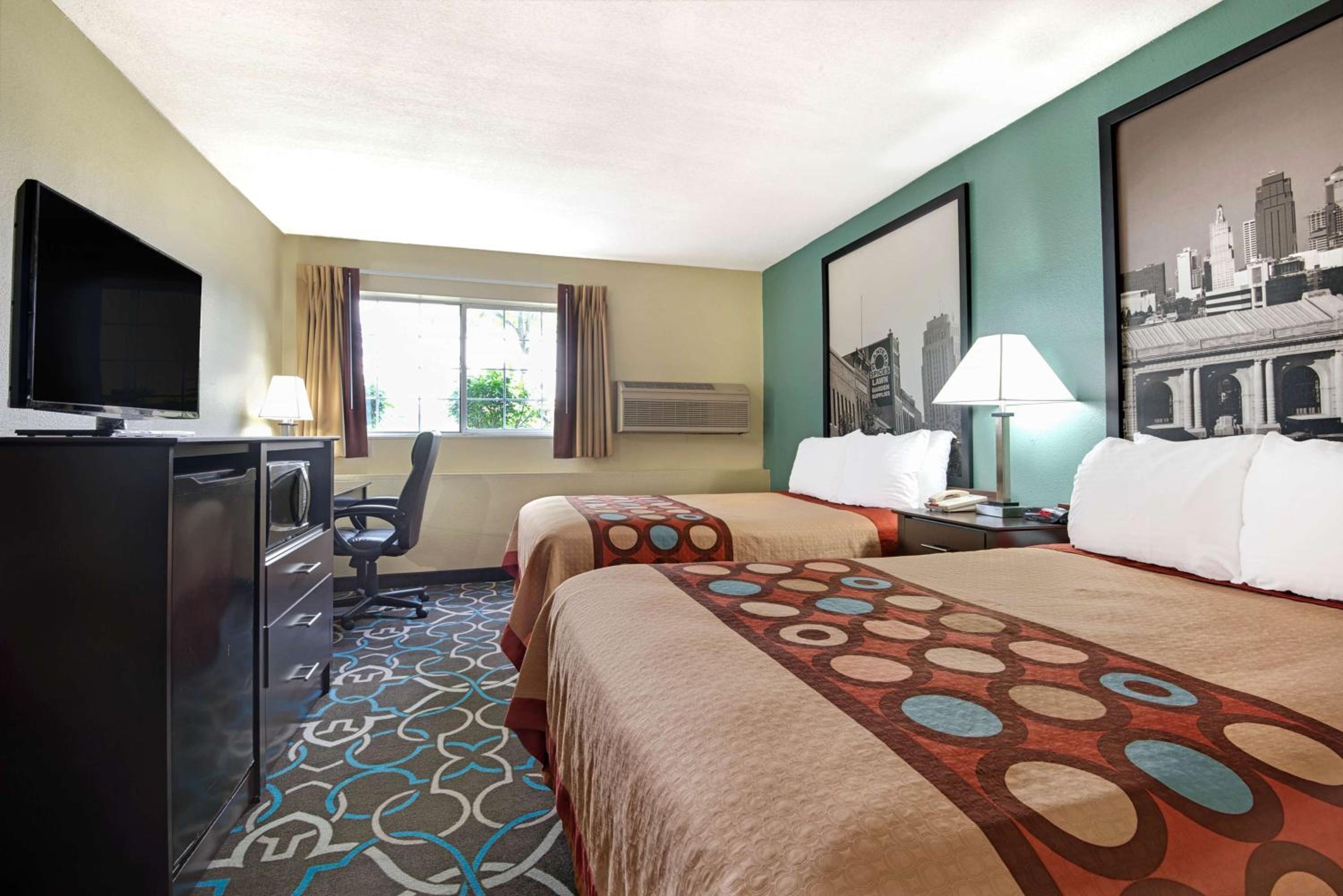 Double Room with Two Double Beds - Non-Smoking - Photo 2