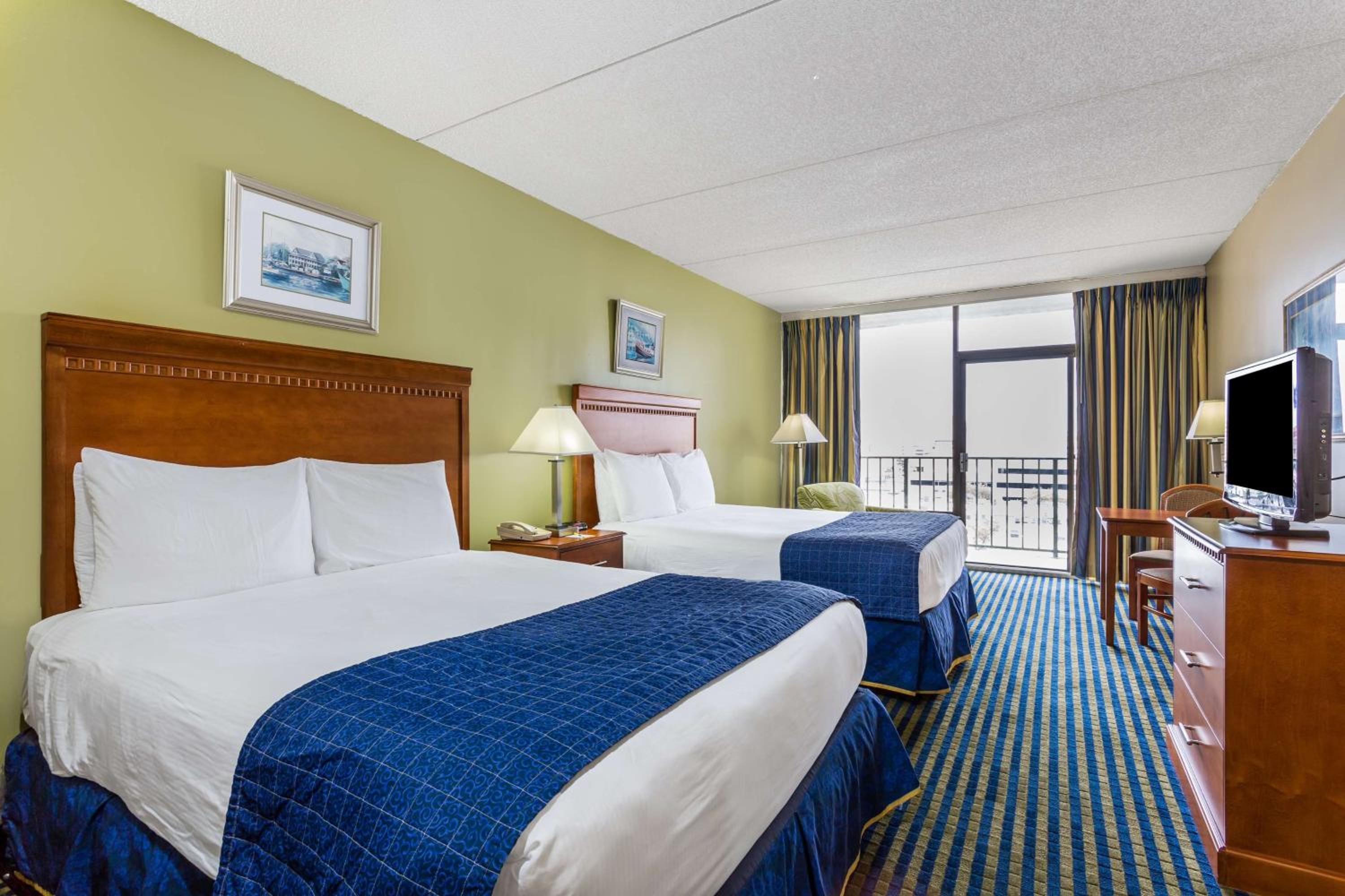 Queen Room with Balcony and Partial Ocean View - Non-Smoking photo 1