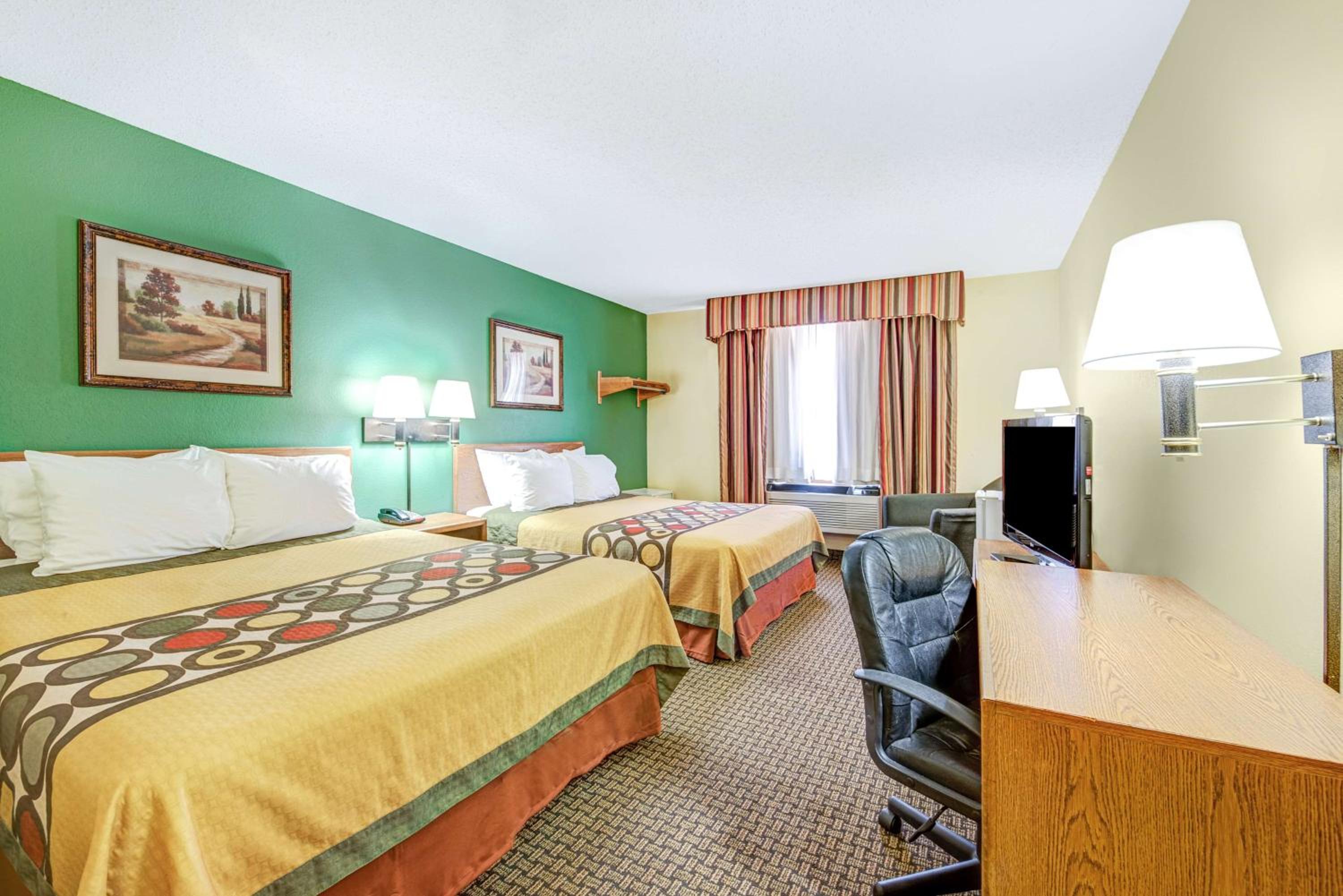 Queen Room with Two Queen Beds - Non-Smoking - Photo 3