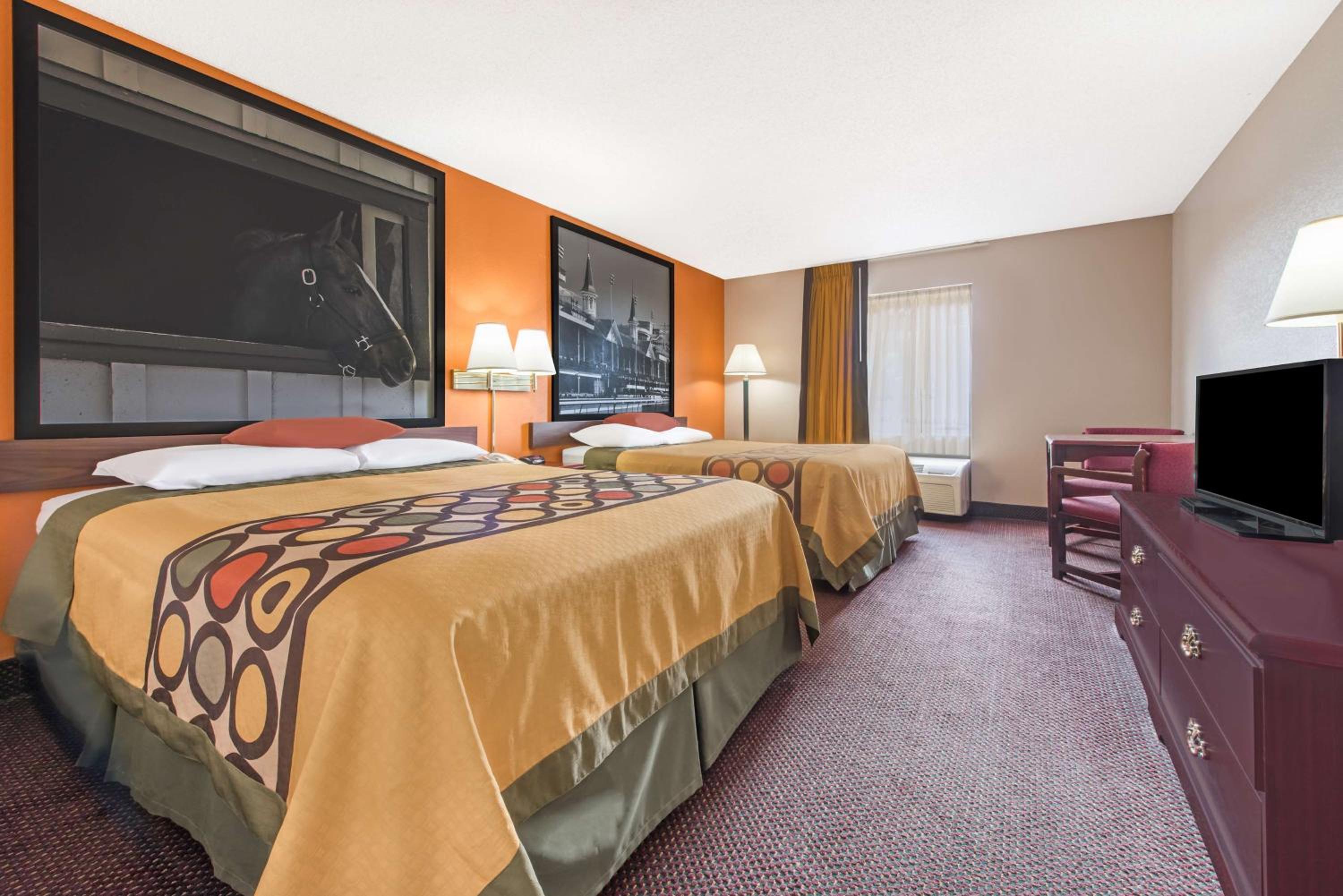 Queen Room with Two Queen Beds - Non-Smoking - Photo 2