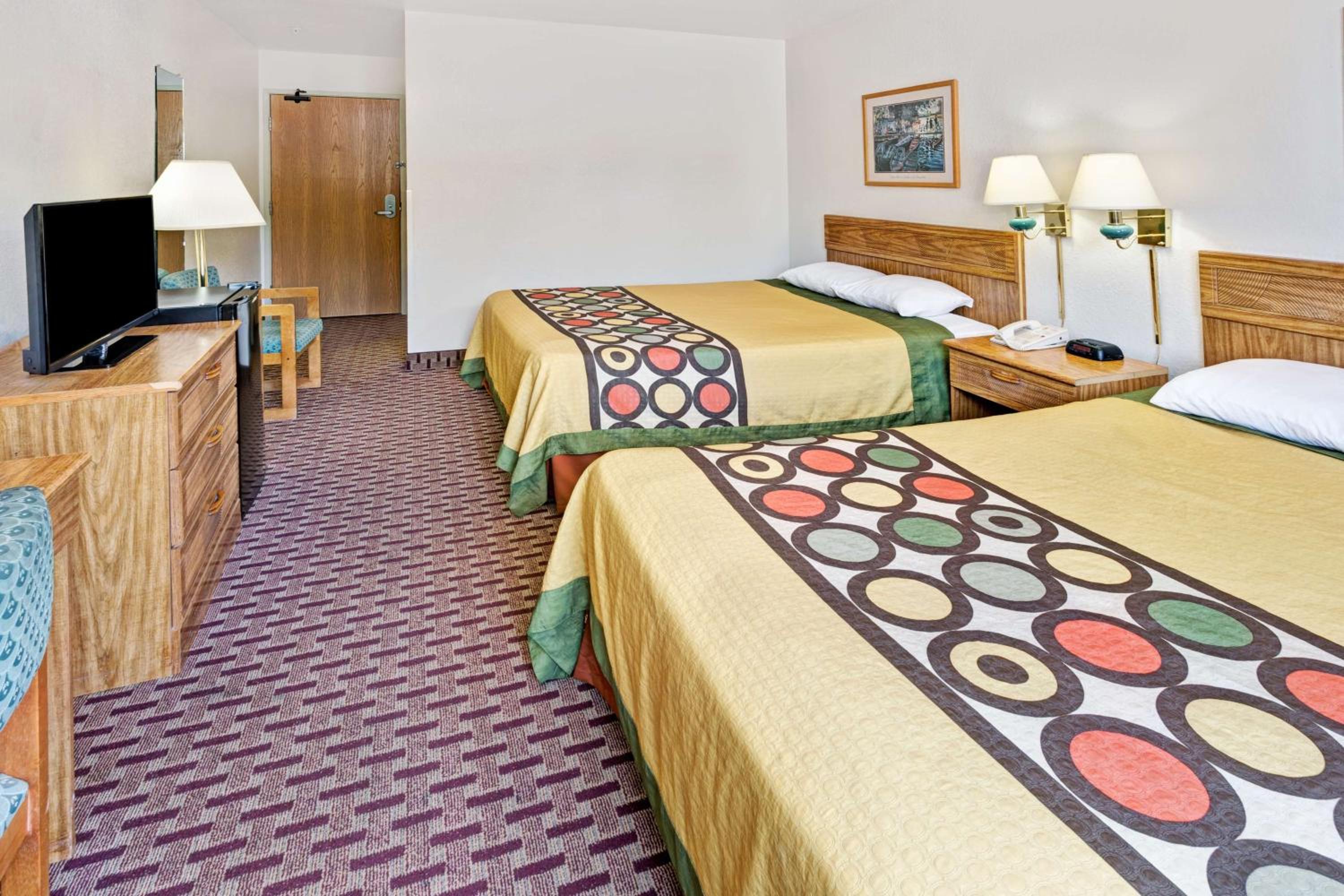 Queen Room with Two Queen Beds - Smoking - Photo 1