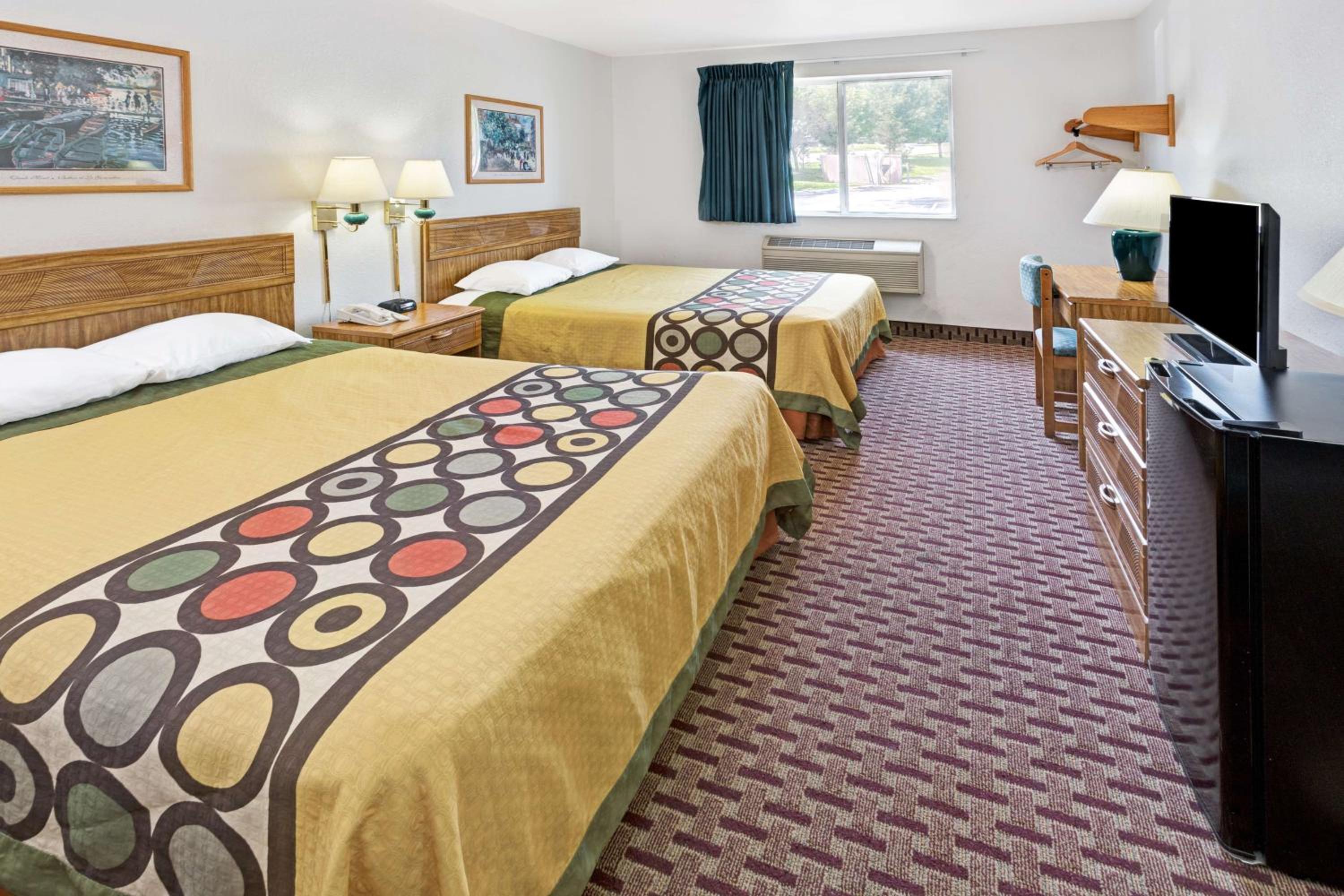 Queen Room with Two Queen Beds - Smoking - Photo 2
