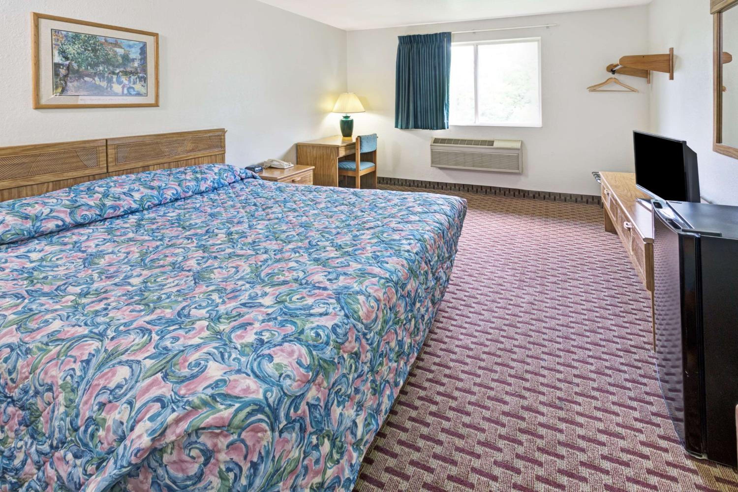 King Suite - Non-Smoking - Photo 4