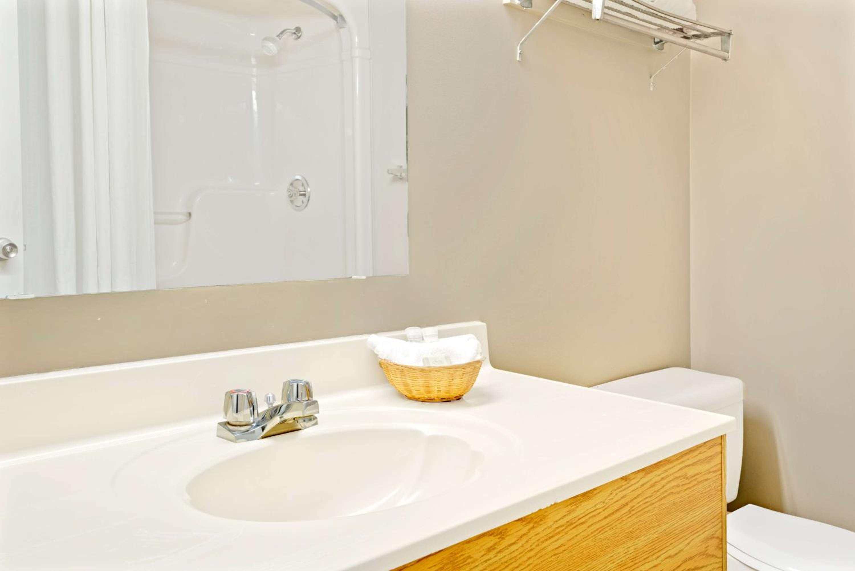 Queen Room - Non-Smoking - Photo 4
