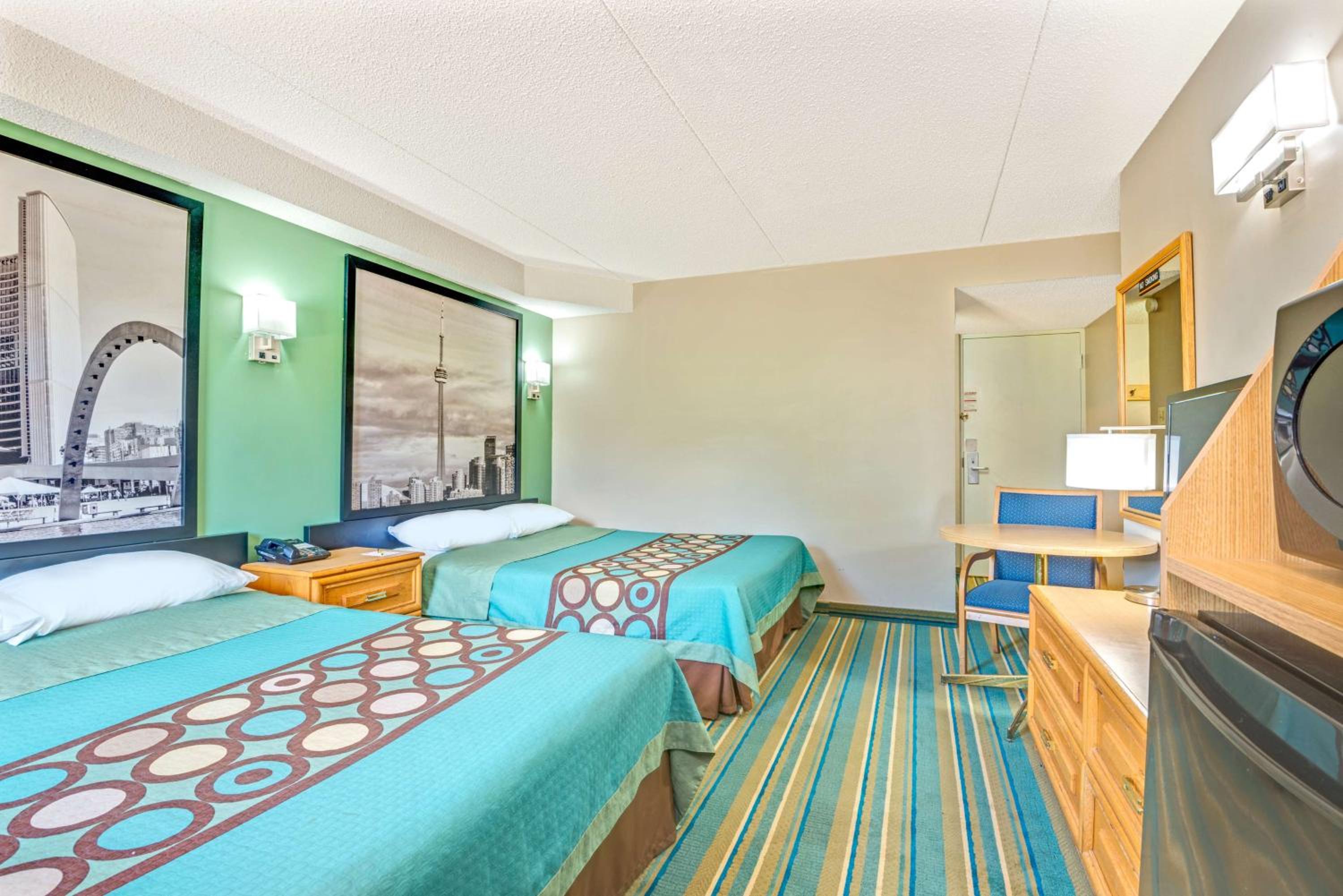 Queen Room with Two Queen Beds - Non-Smoking - Photo 4