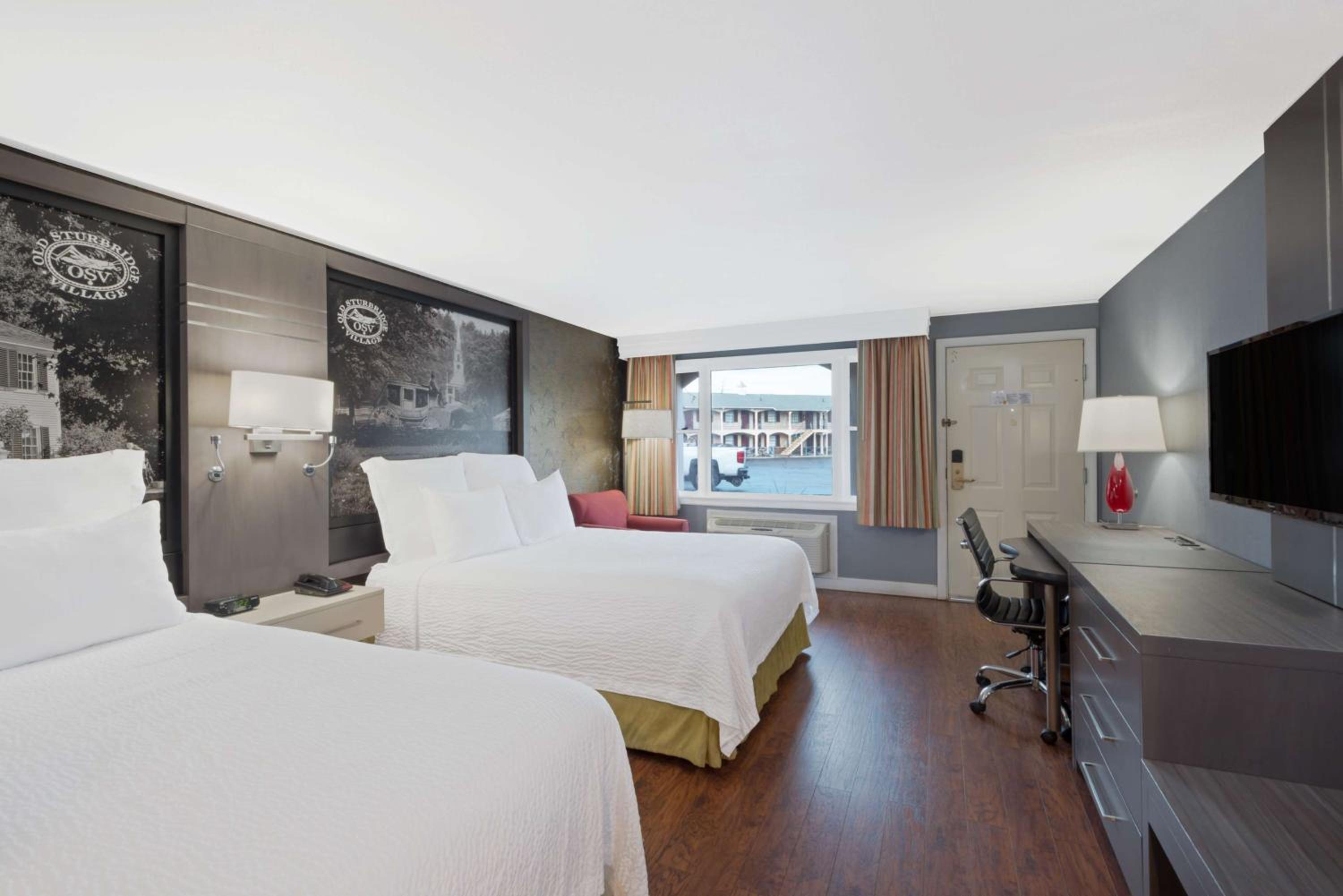 Queen Room with Two Queen Beds - Non-Smoking - Photo 3