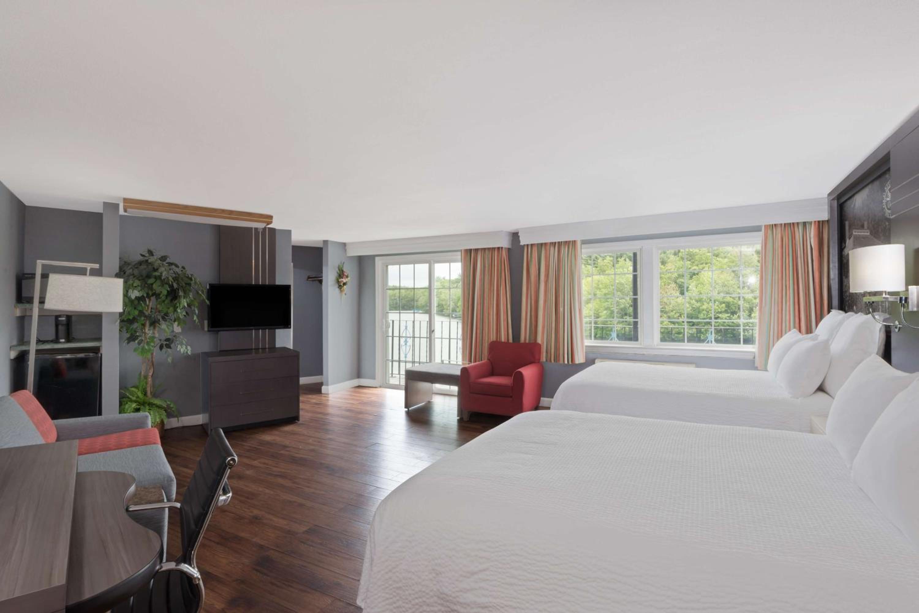 Studio Suite with Two Queen Beds - Non-Smoking - Photo 4