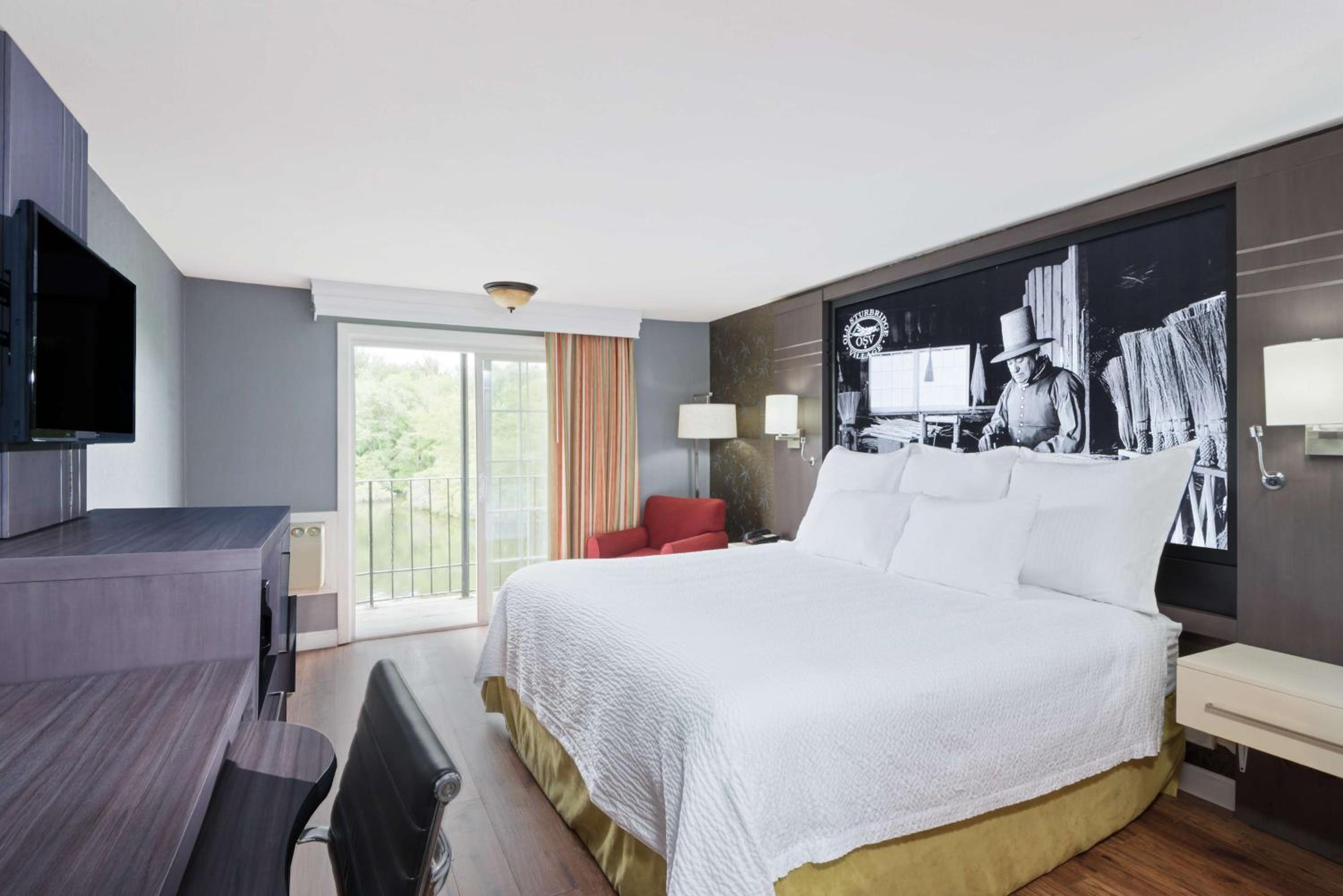 King Room with Lake View - Smoking - Photo 1