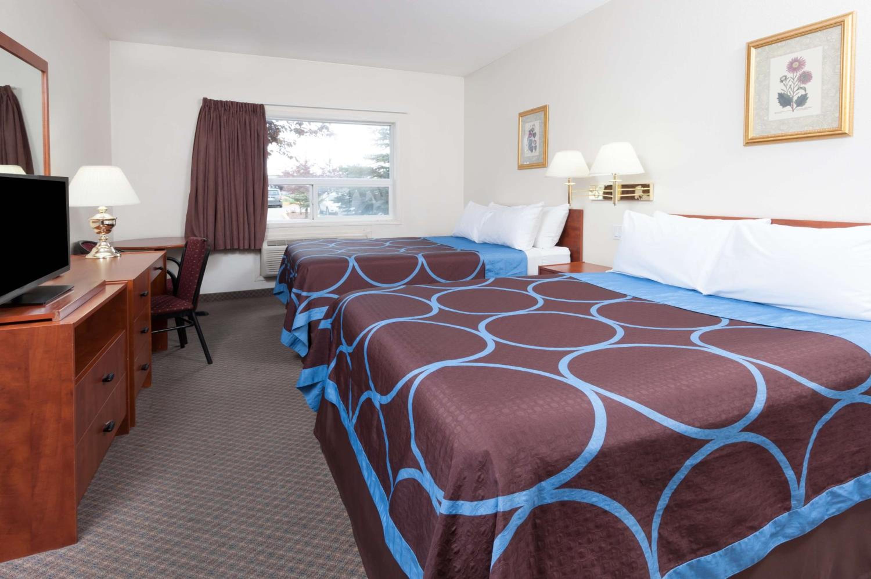 Queen Room with Two Queen Beds - Non-Smoking - Photo 4