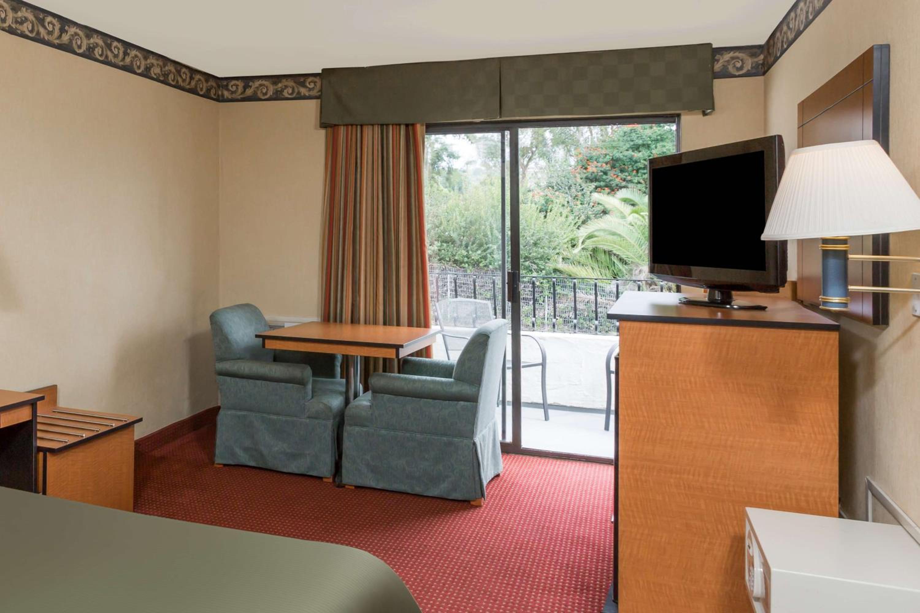 Queen Room - Disability Access  - Non-Smoking photo 1