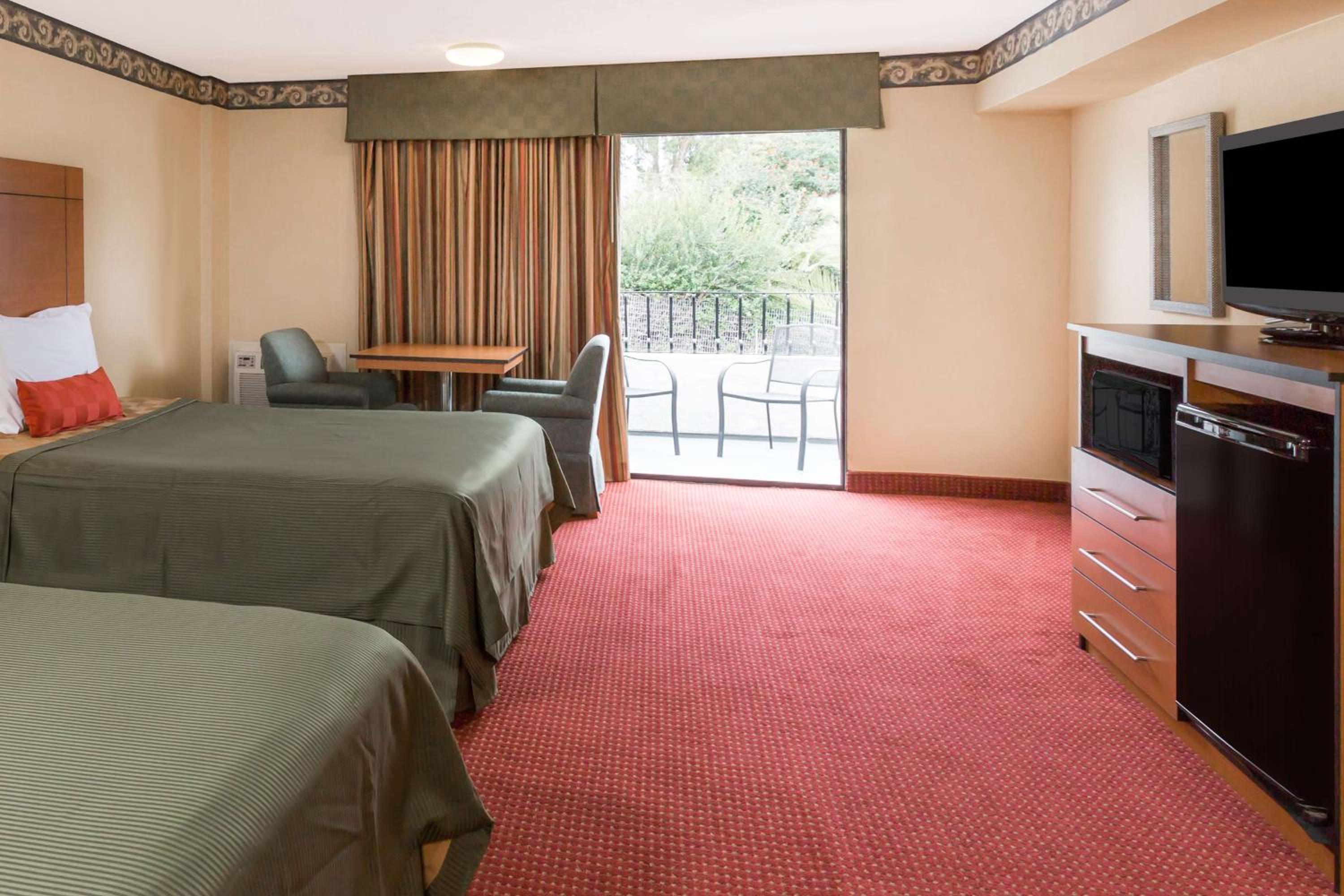 Queen Room with Two Queen Beds - Non-Smoking - Photo 2