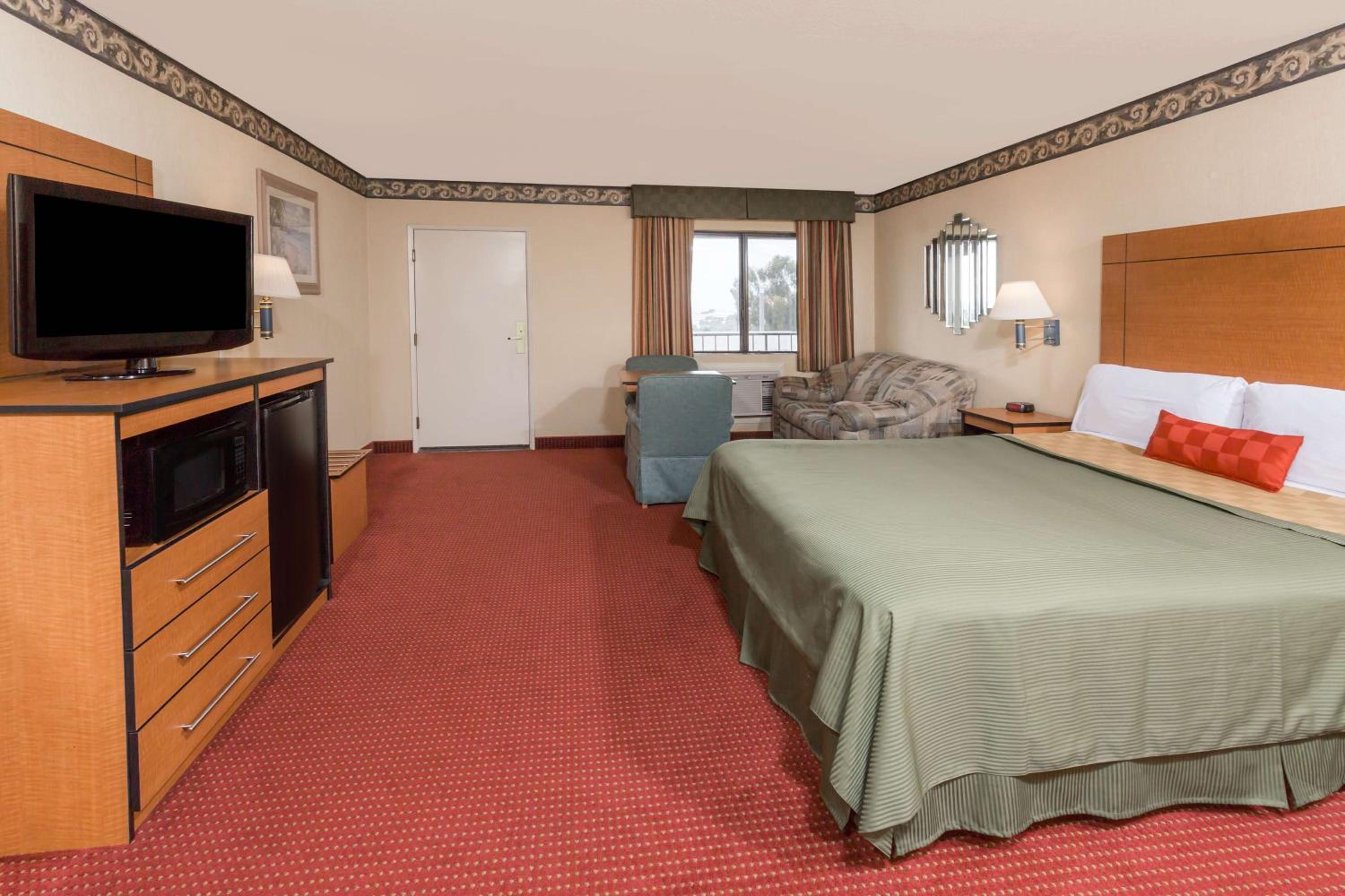  King Room - Non-Smoking  - Photo 2