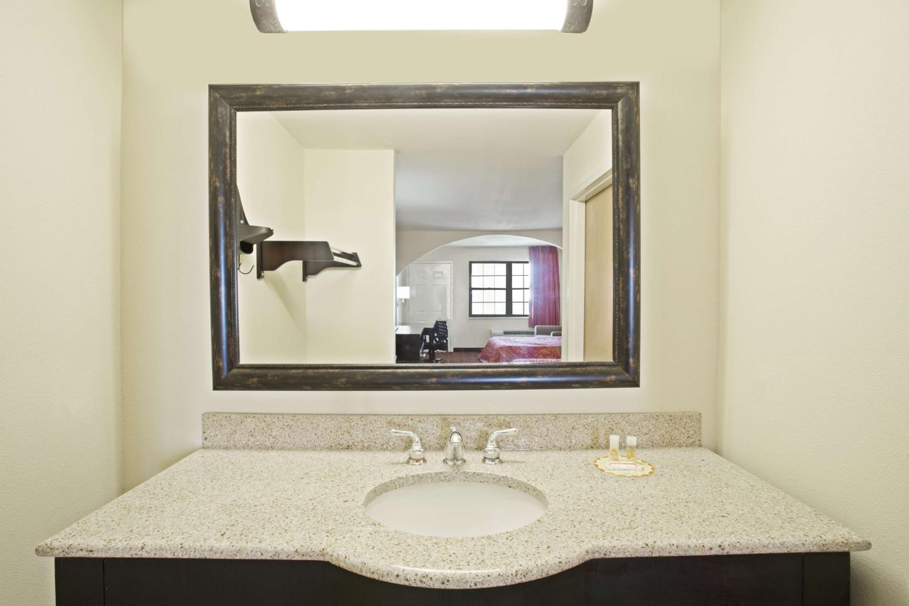 King Room with Bath Tub - Mobility Accessible/Non-Smoking - Photo 5