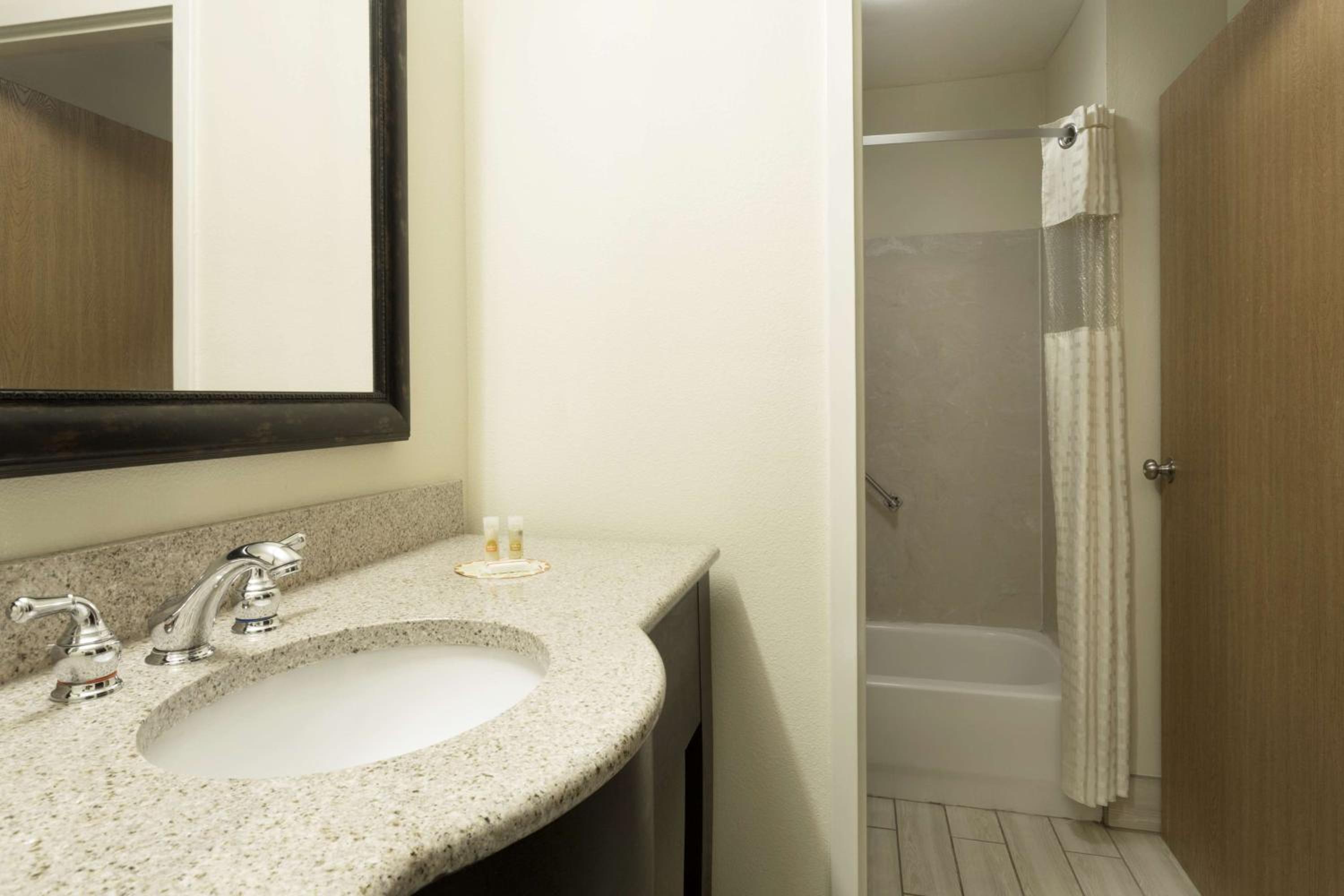 King Room - Non-Smoking - Photo 4