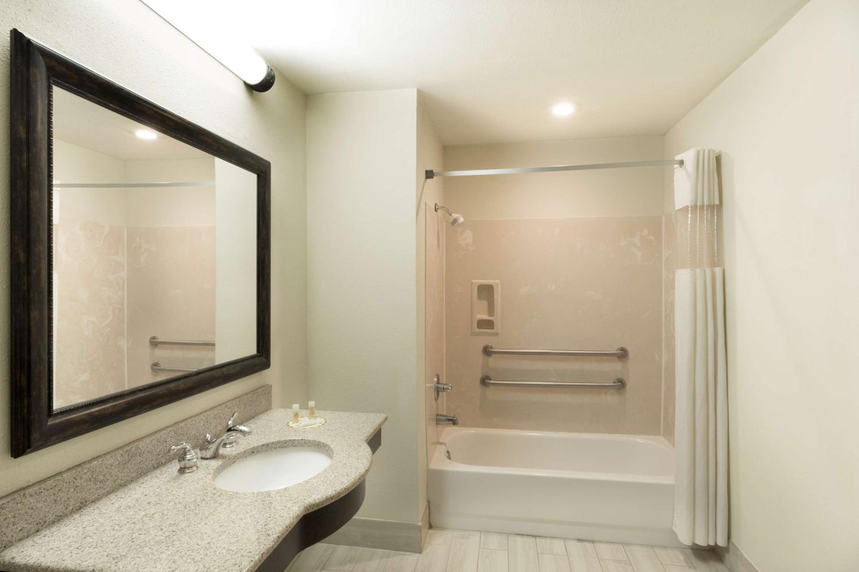 King Room with Bath Tub - Mobility Accessible/Non-Smoking - Photo 2