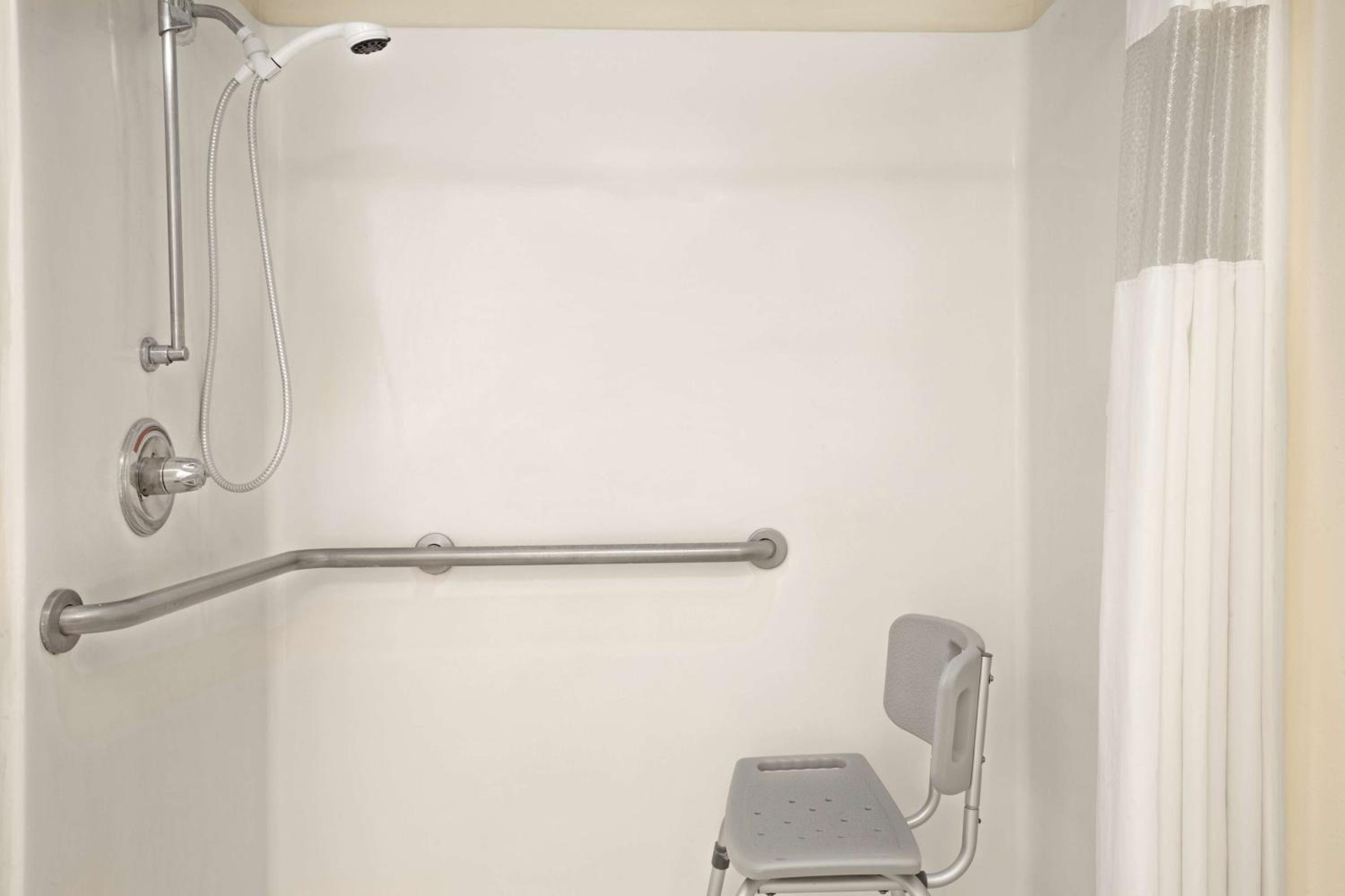 King Room with Bath Tub - Mobility Accessible/Non-Smoking - Photo 4