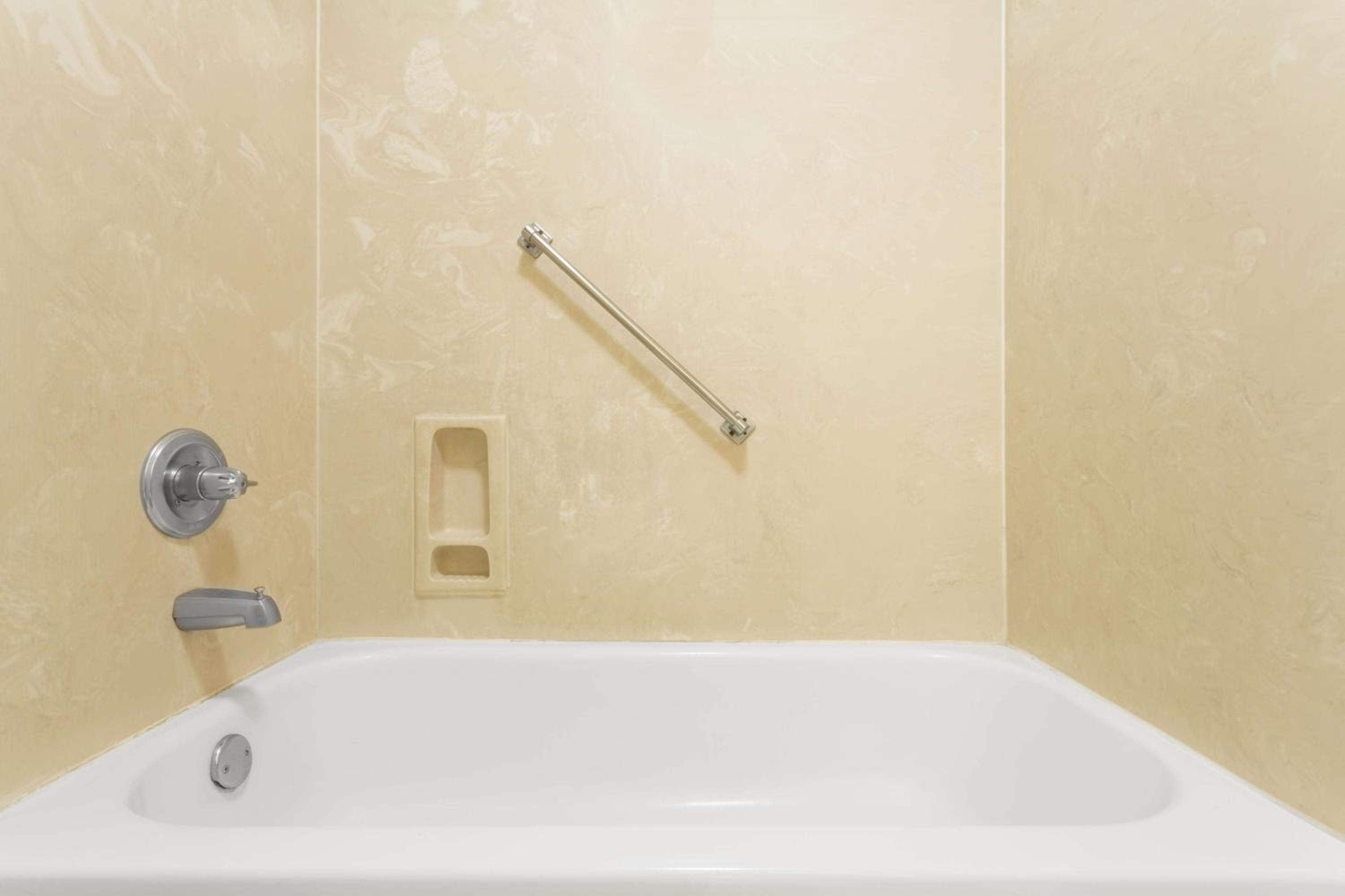 King Room with Bath Tub - Mobility Accessible/Non-Smoking - Photo 3