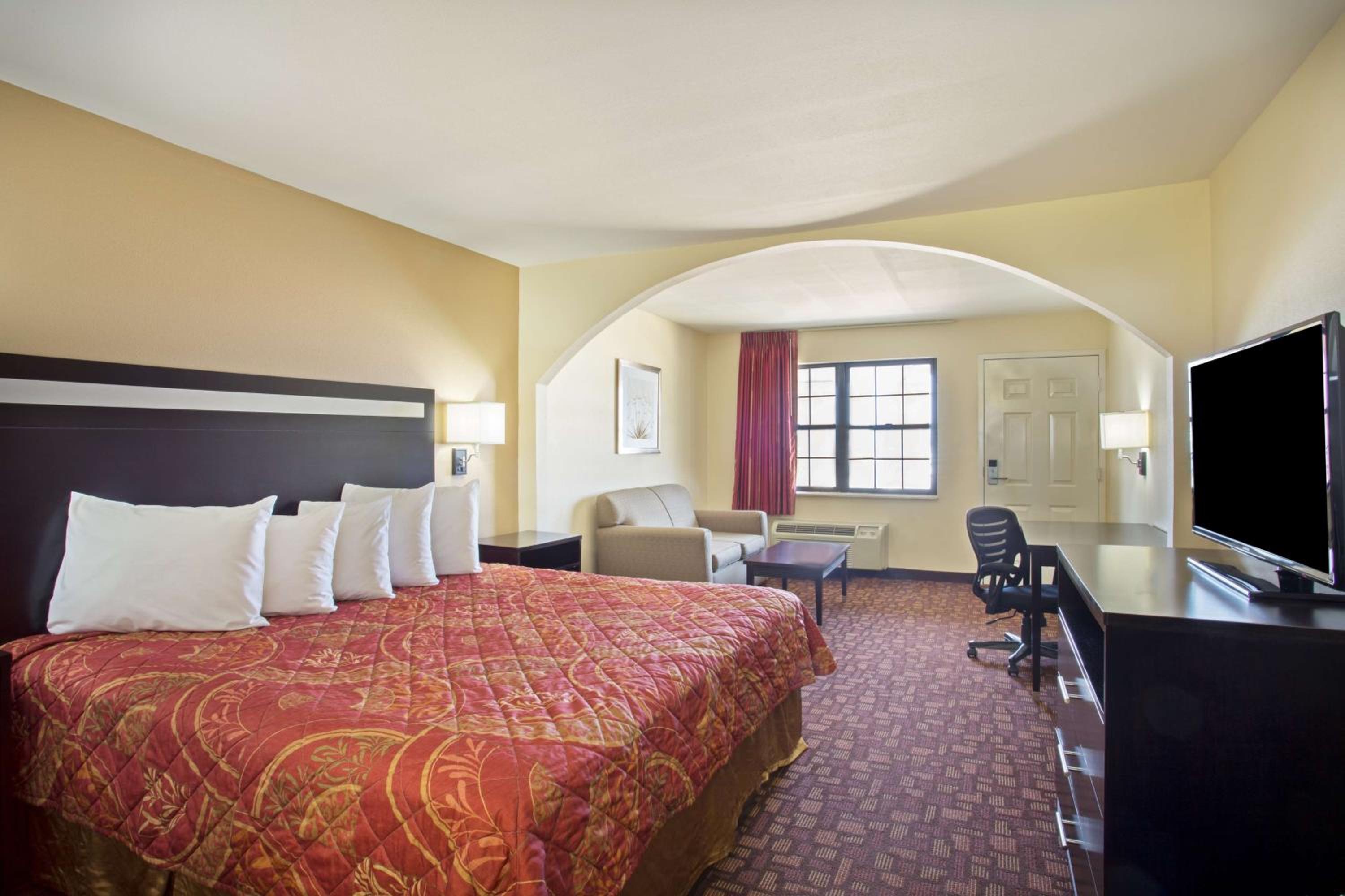King Room with Bath Tub - Mobility Accessible/Non-Smoking - Photo 7