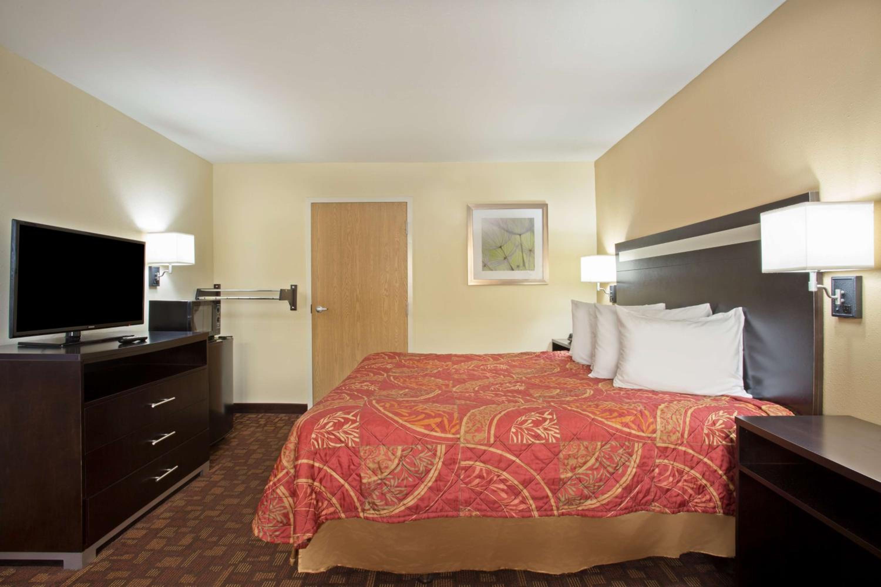 King Room with Bath Tub - Mobility Accessible/Non-Smoking - Photo 1
