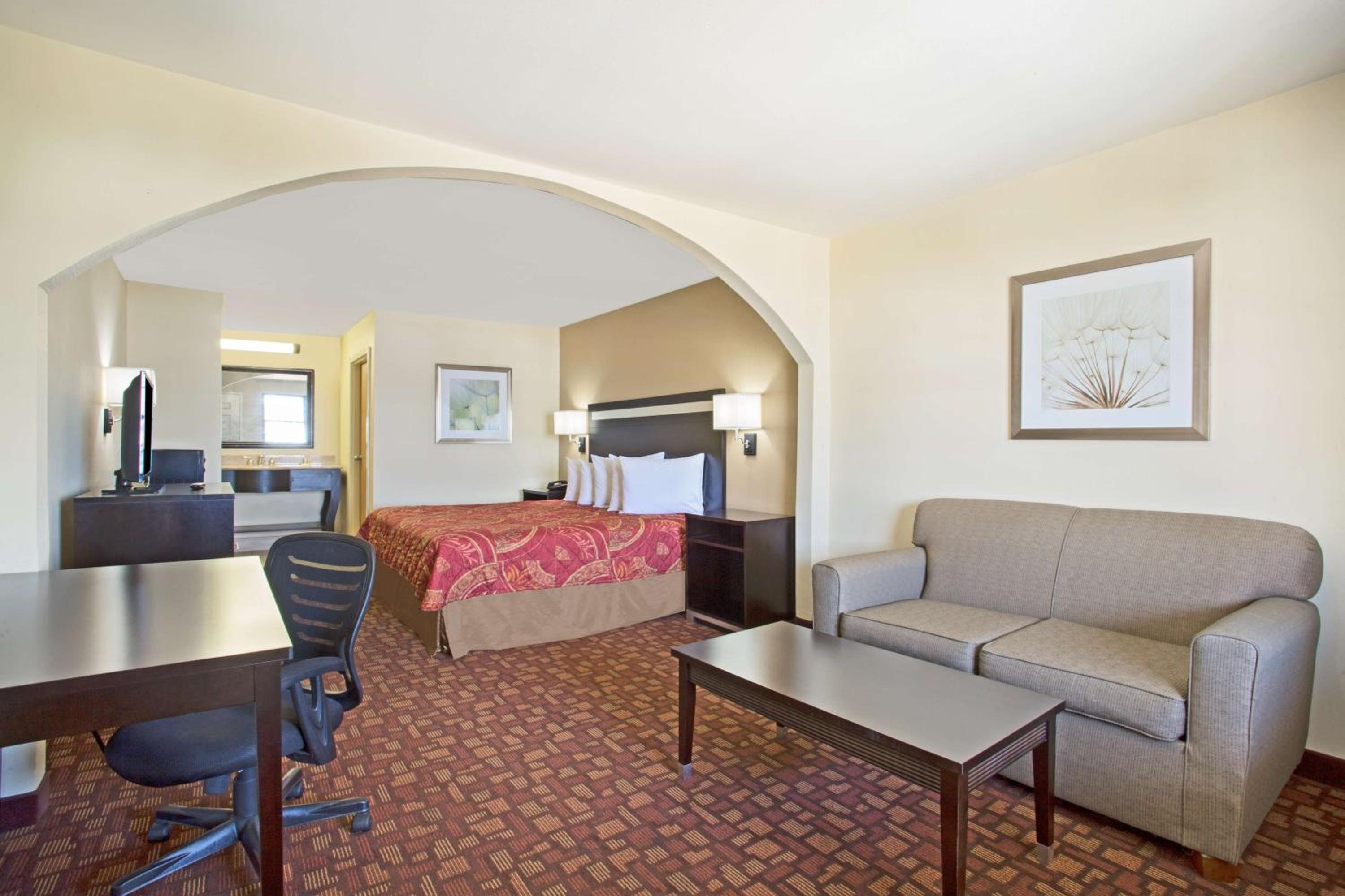 King Room with Bath Tub - Mobility Accessible/Non-Smoking - Photo 6